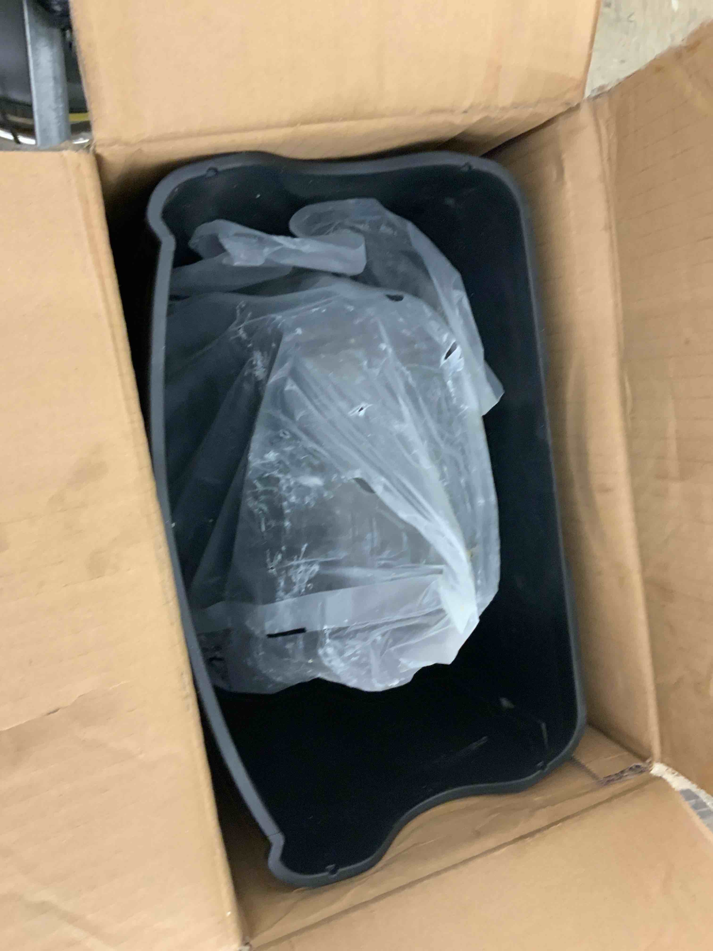 https://s3.amazonaws.com/lotting-images-prod/BoxBids/BXB0600476_1780598058115.jpeg
