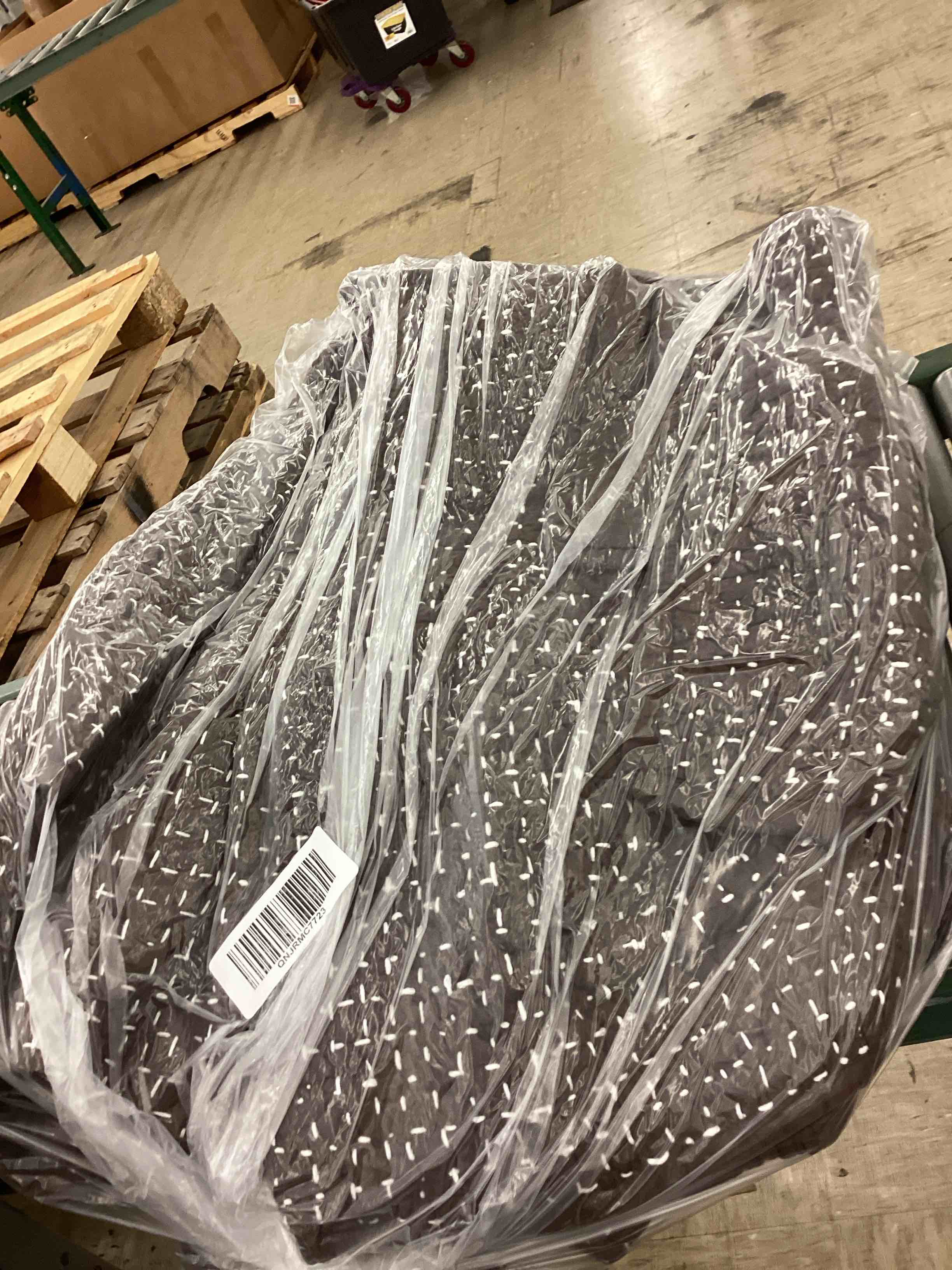 https://s3.amazonaws.com/lotting-images-prod/BoxBids/BXB0600550_1780493675382.jpeg