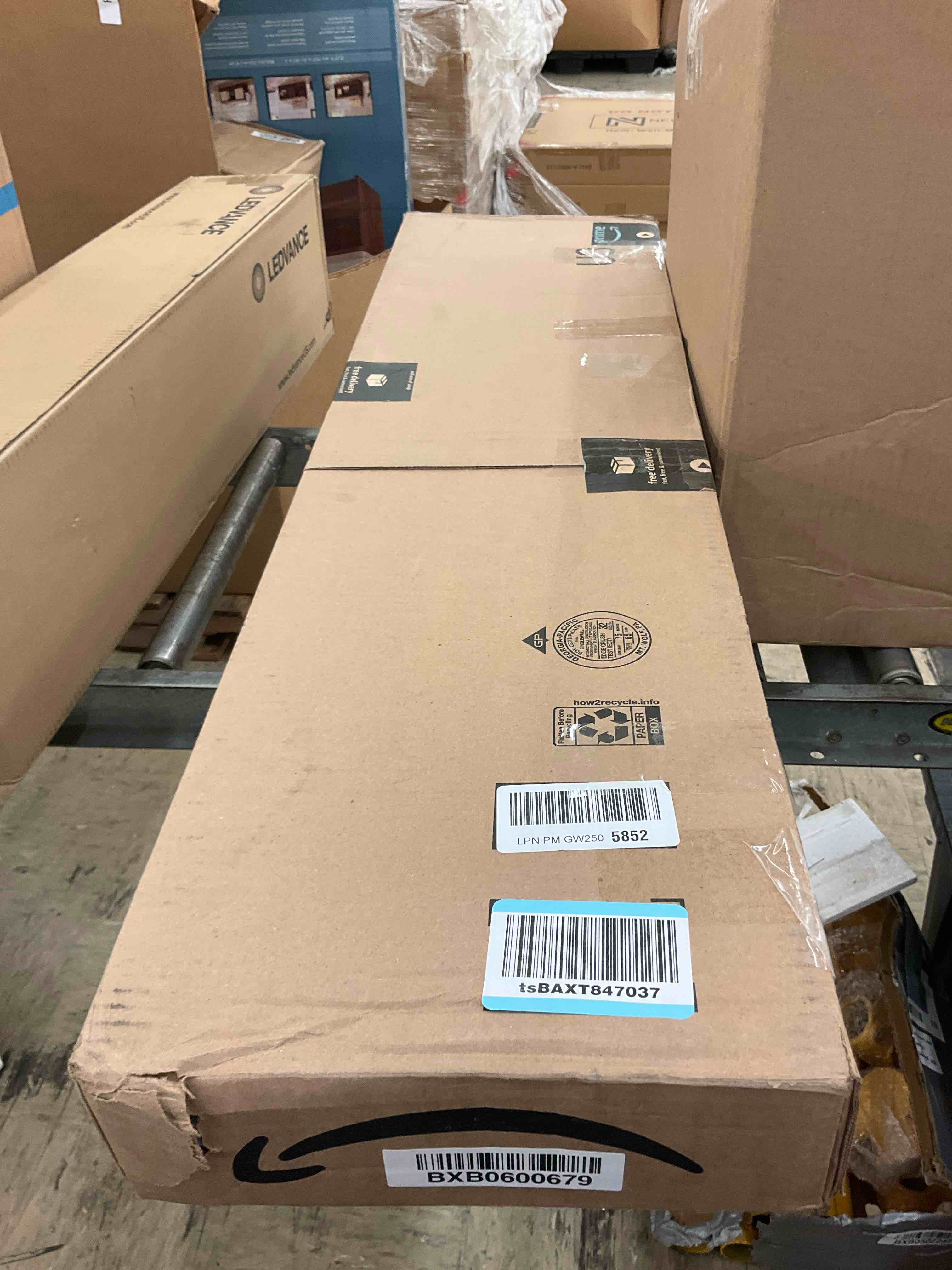 https://s3.amazonaws.com/lotting-images-prod/BoxBids/BXB0600679_1780517932540.jpeg
