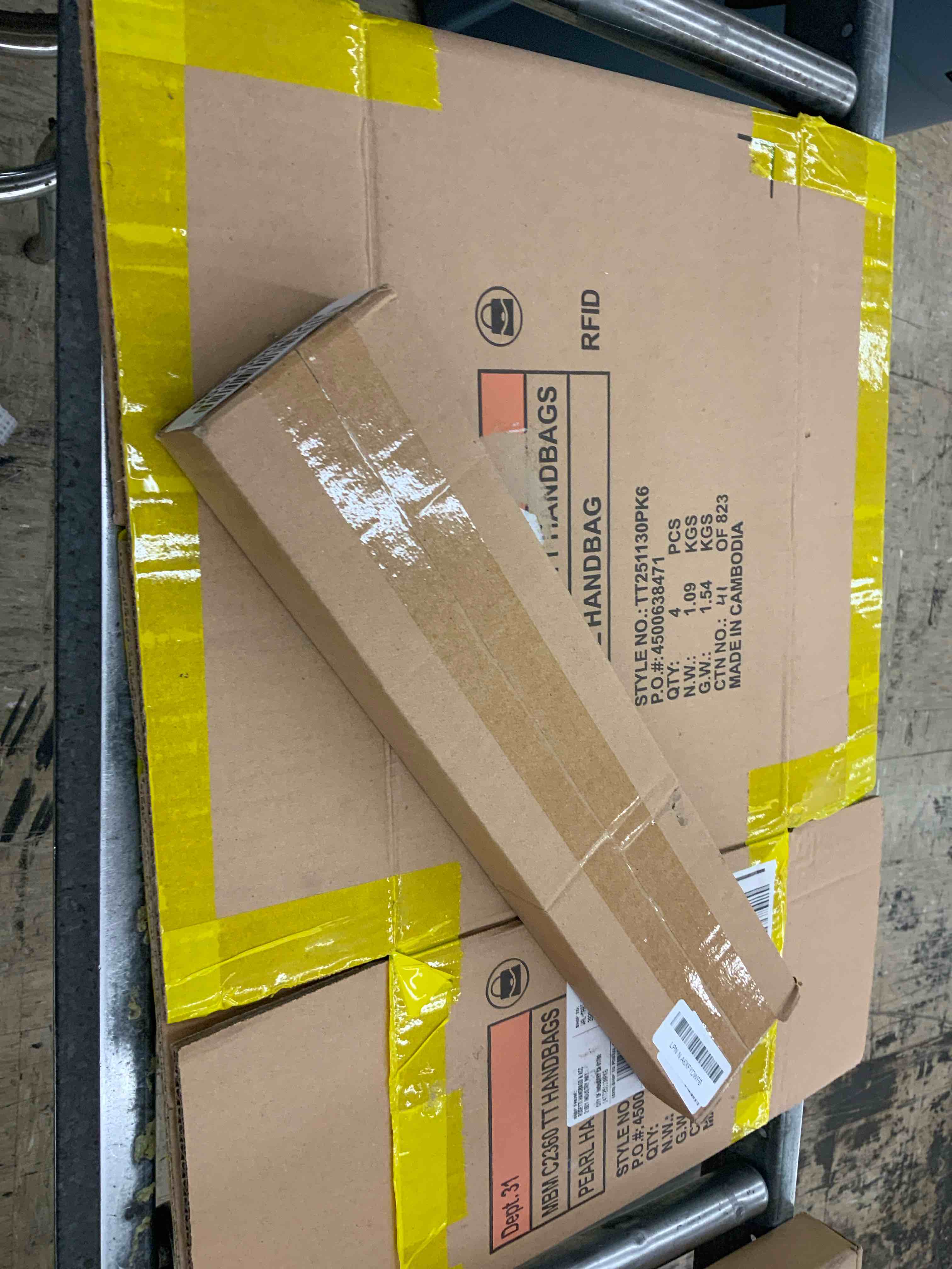 https://s3.amazonaws.com/lotting-images-prod/BoxBids/BXB0601596_1780937654393.jpeg