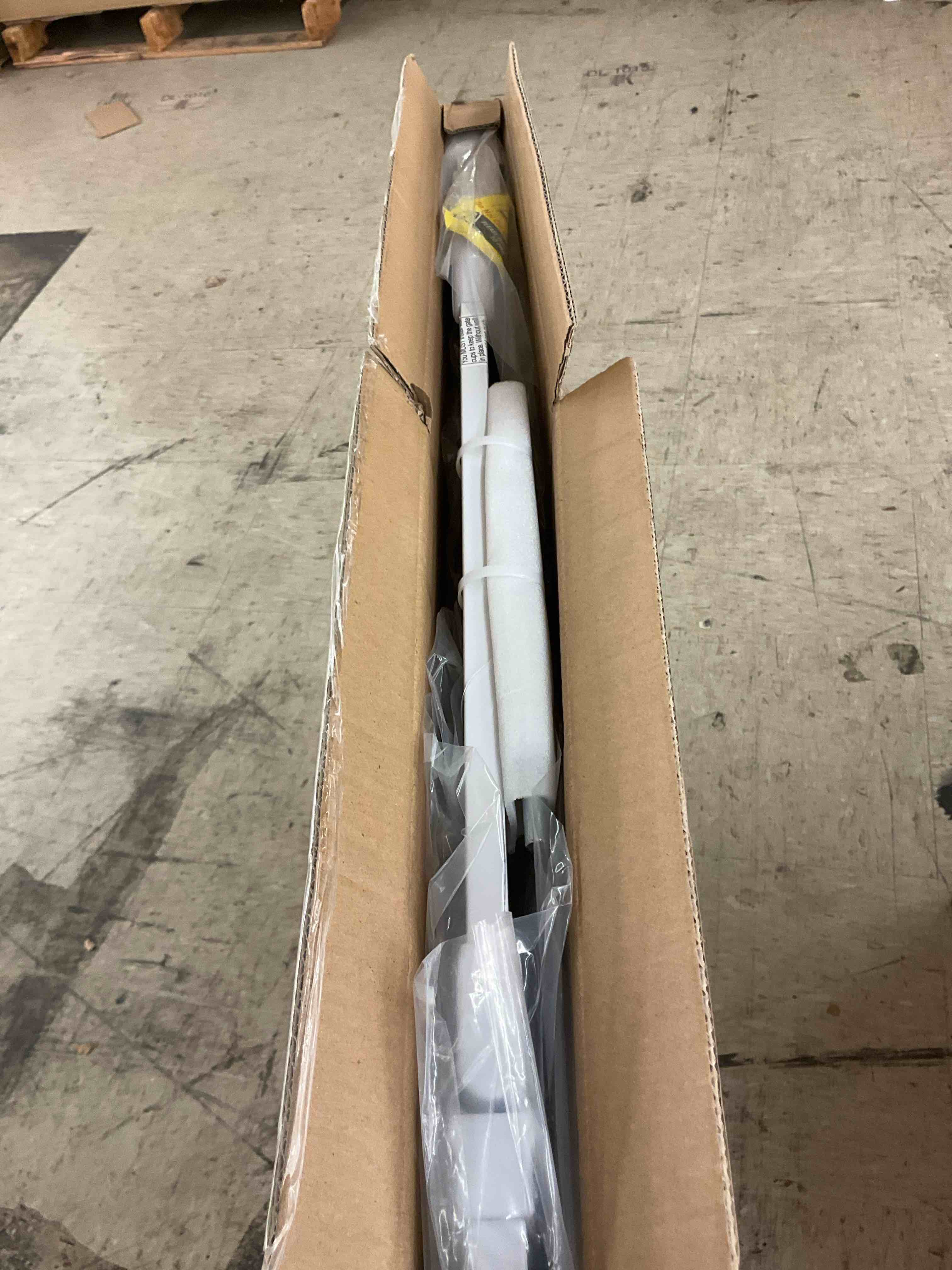 https://s3.amazonaws.com/lotting-images-prod/BoxBids/BXB0601976_1780676348552.jpeg