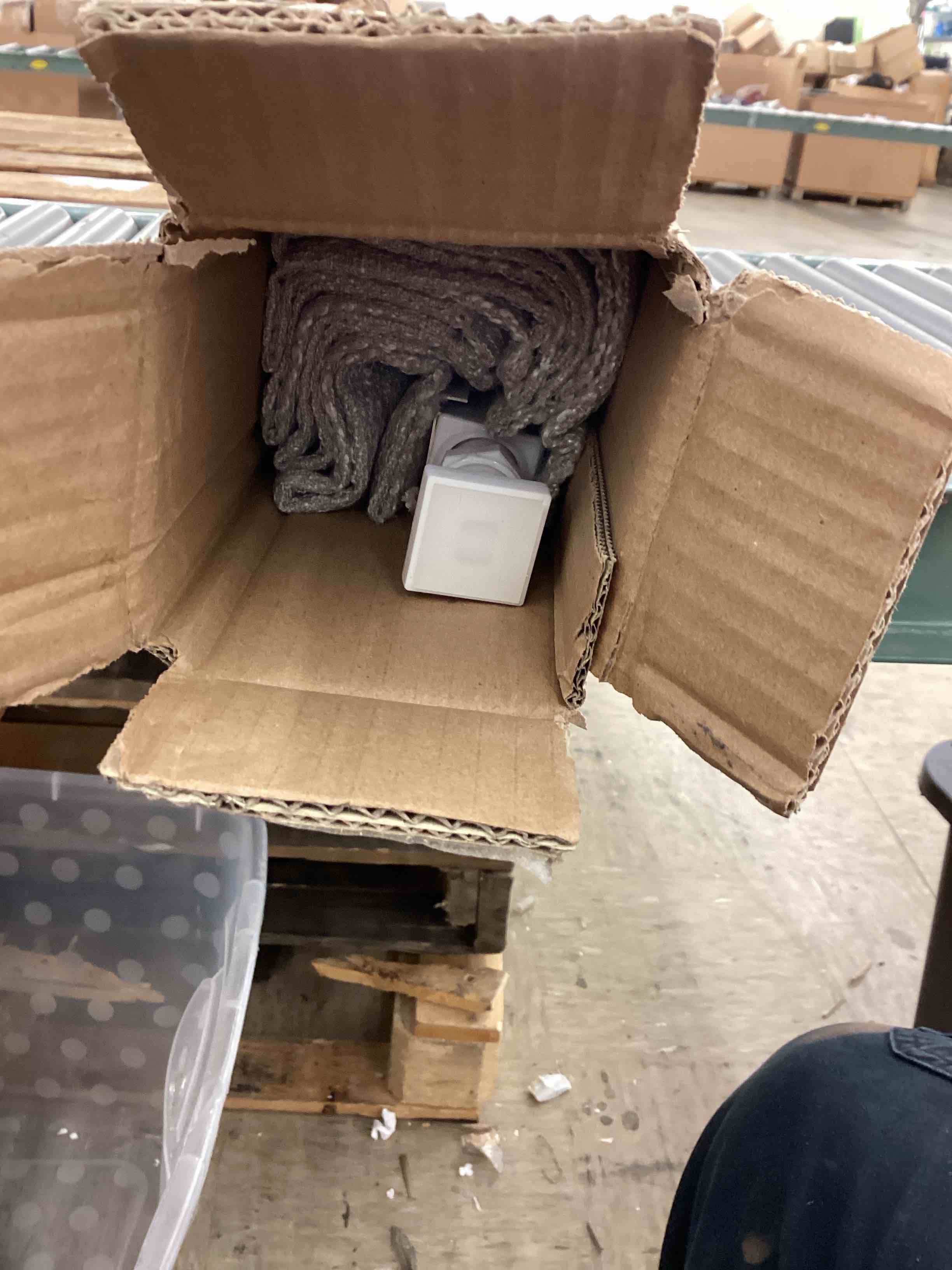 https://s3.amazonaws.com/lotting-images-prod/BoxBids/BXB0603388_1781640274553.jpeg