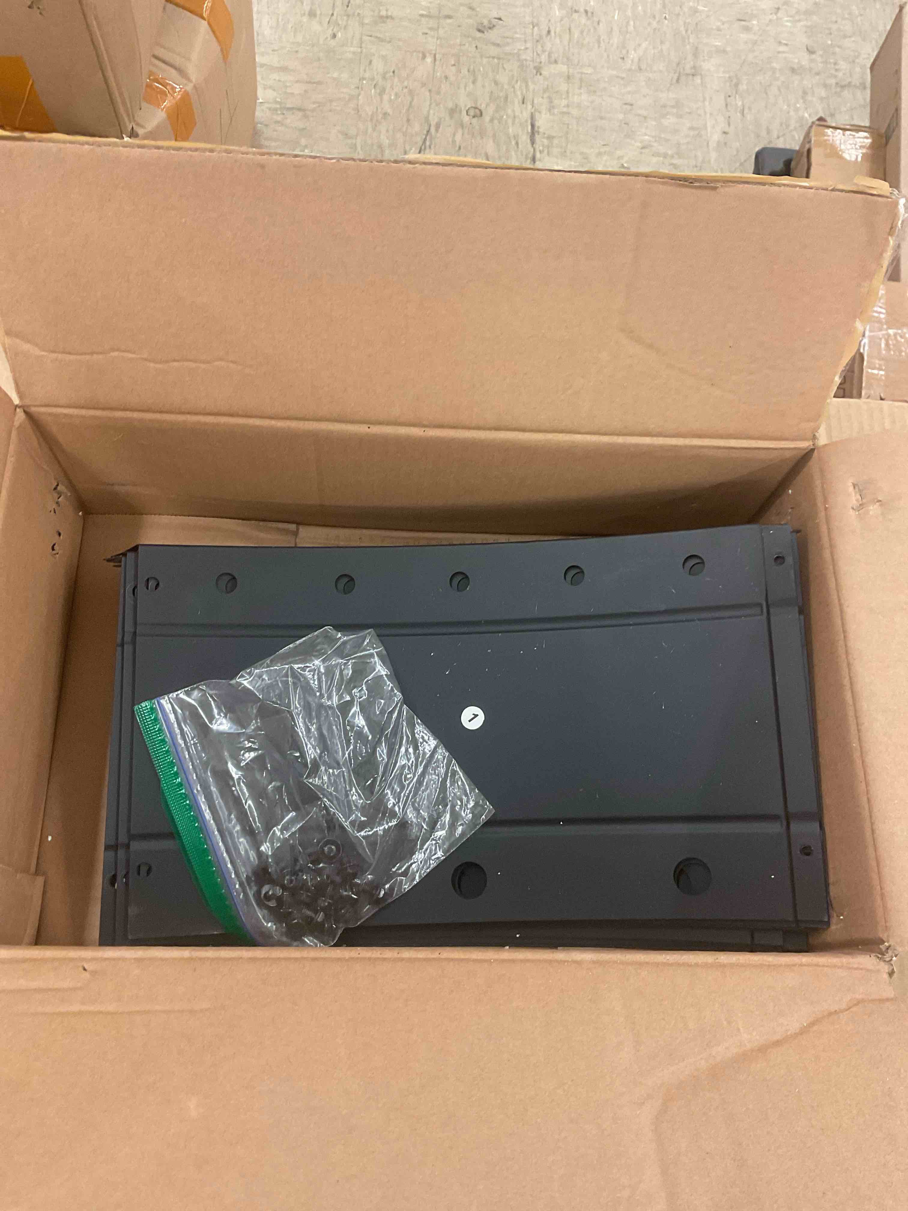 https://s3.amazonaws.com/lotting-images-prod/BoxBids/PPE2248030_1770145127305.jpeg