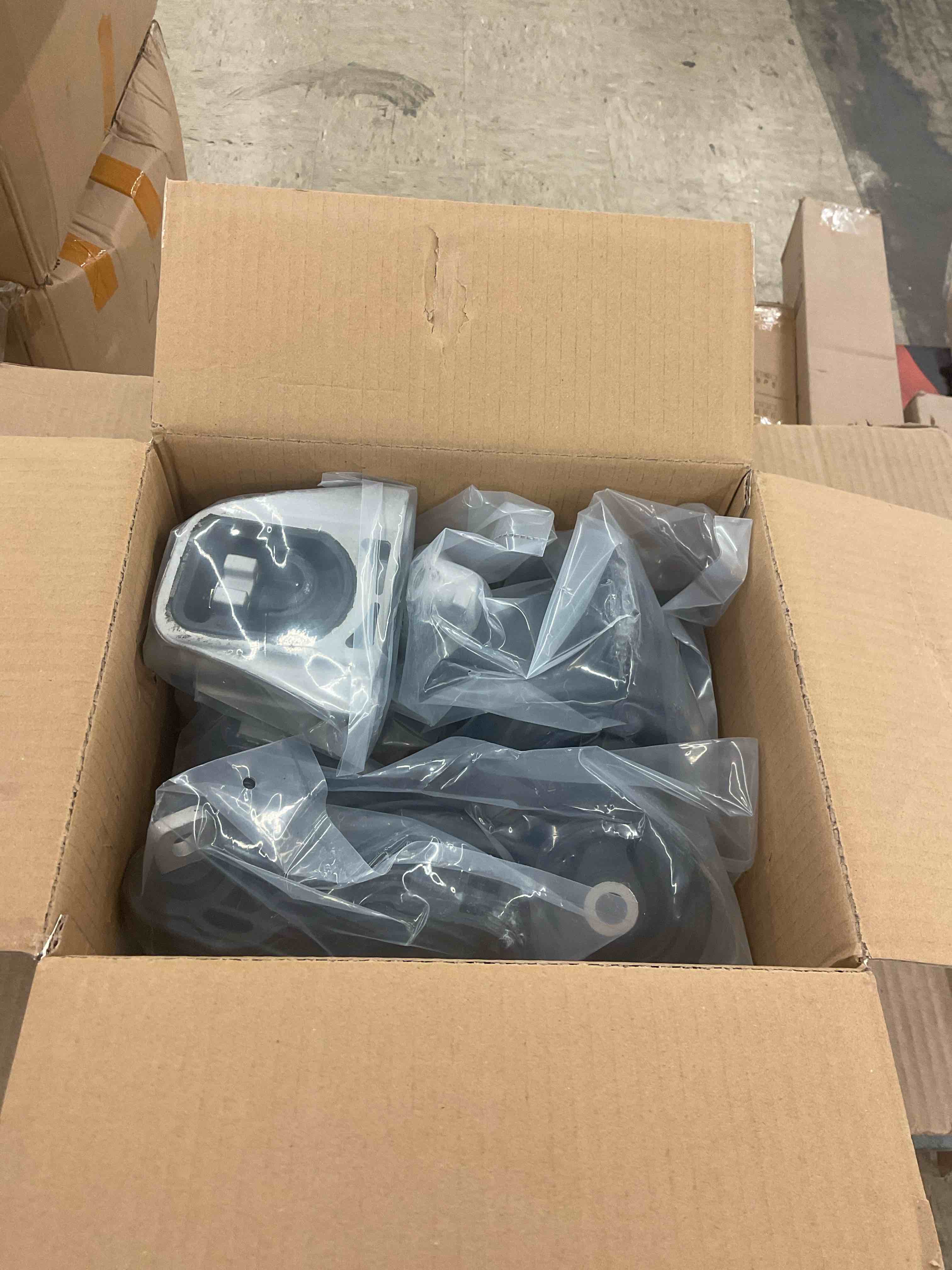 https://s3.amazonaws.com/lotting-images-prod/BoxBids/PPE2248048_1770148016258.jpeg