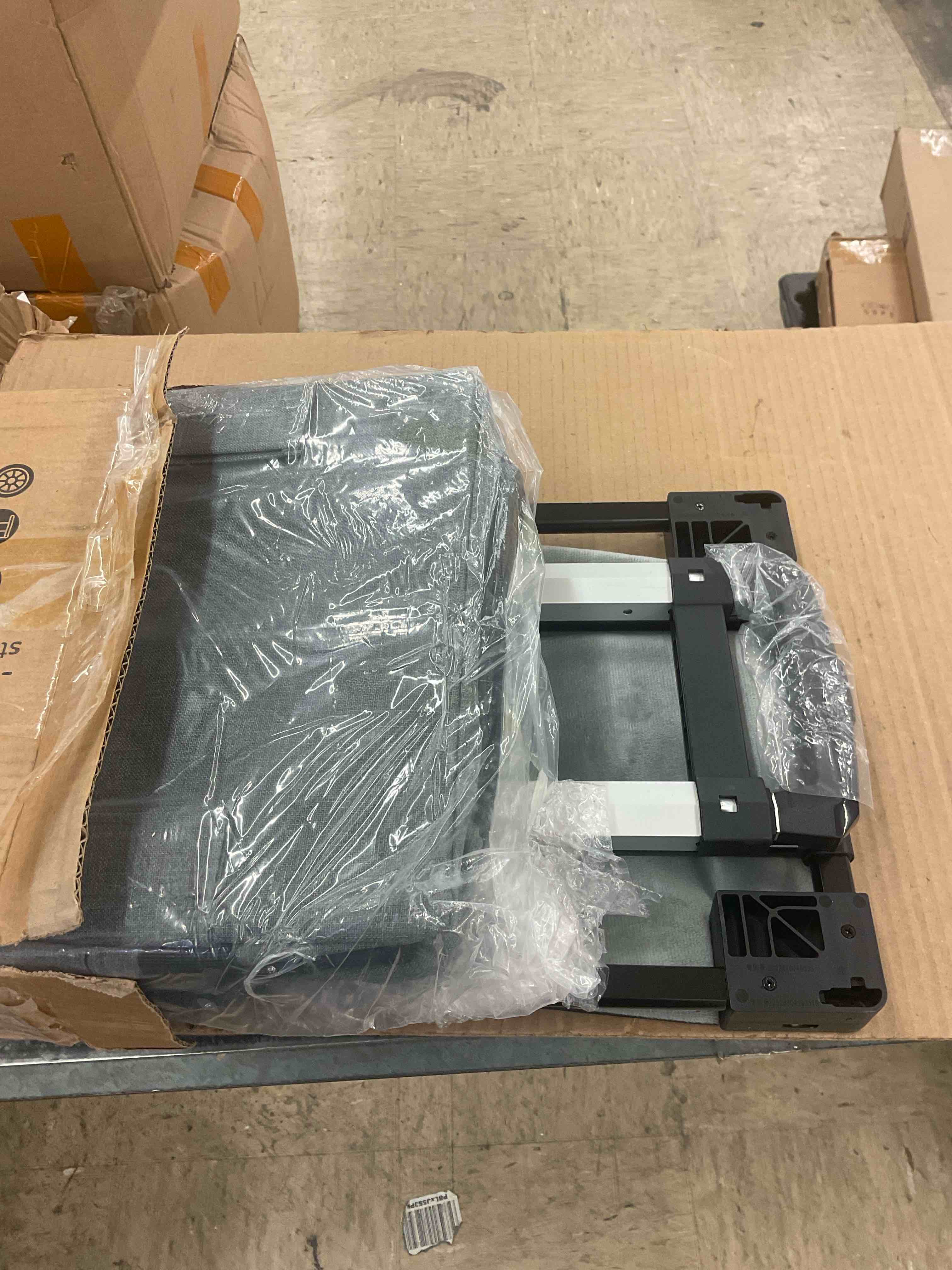 https://s3.amazonaws.com/lotting-images-prod/BoxBids/PPE2248055_1770148923832.jpeg