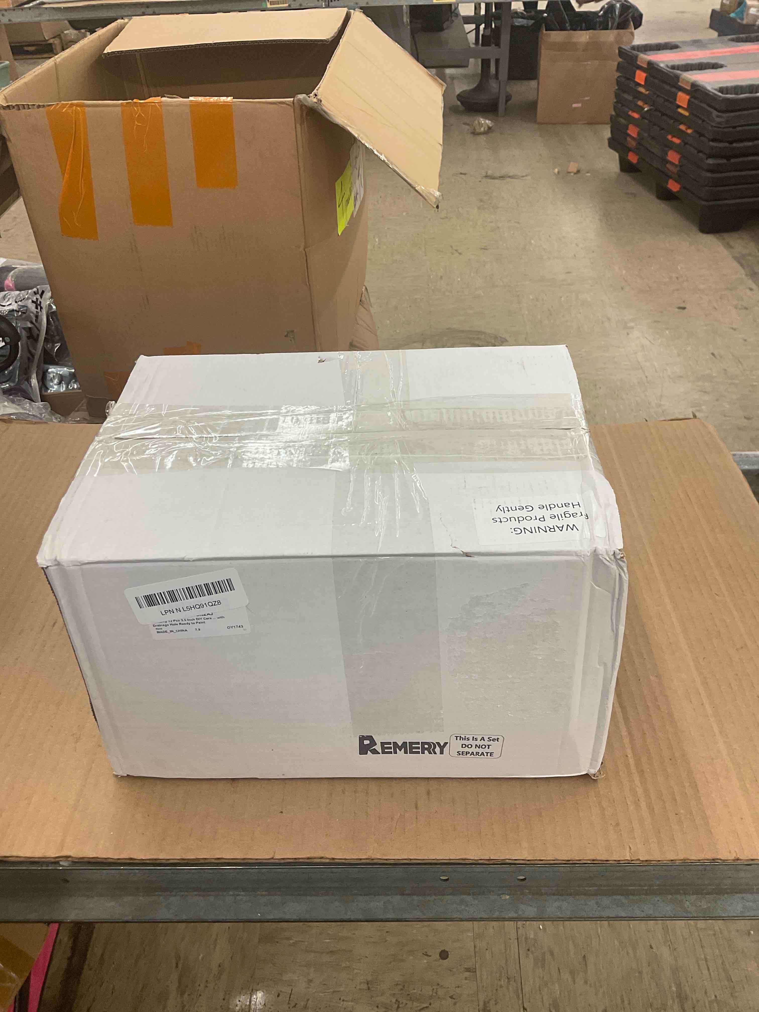 https://s3.amazonaws.com/lotting-images-prod/BoxBids/PPE2248058_1770149510426.jpeg