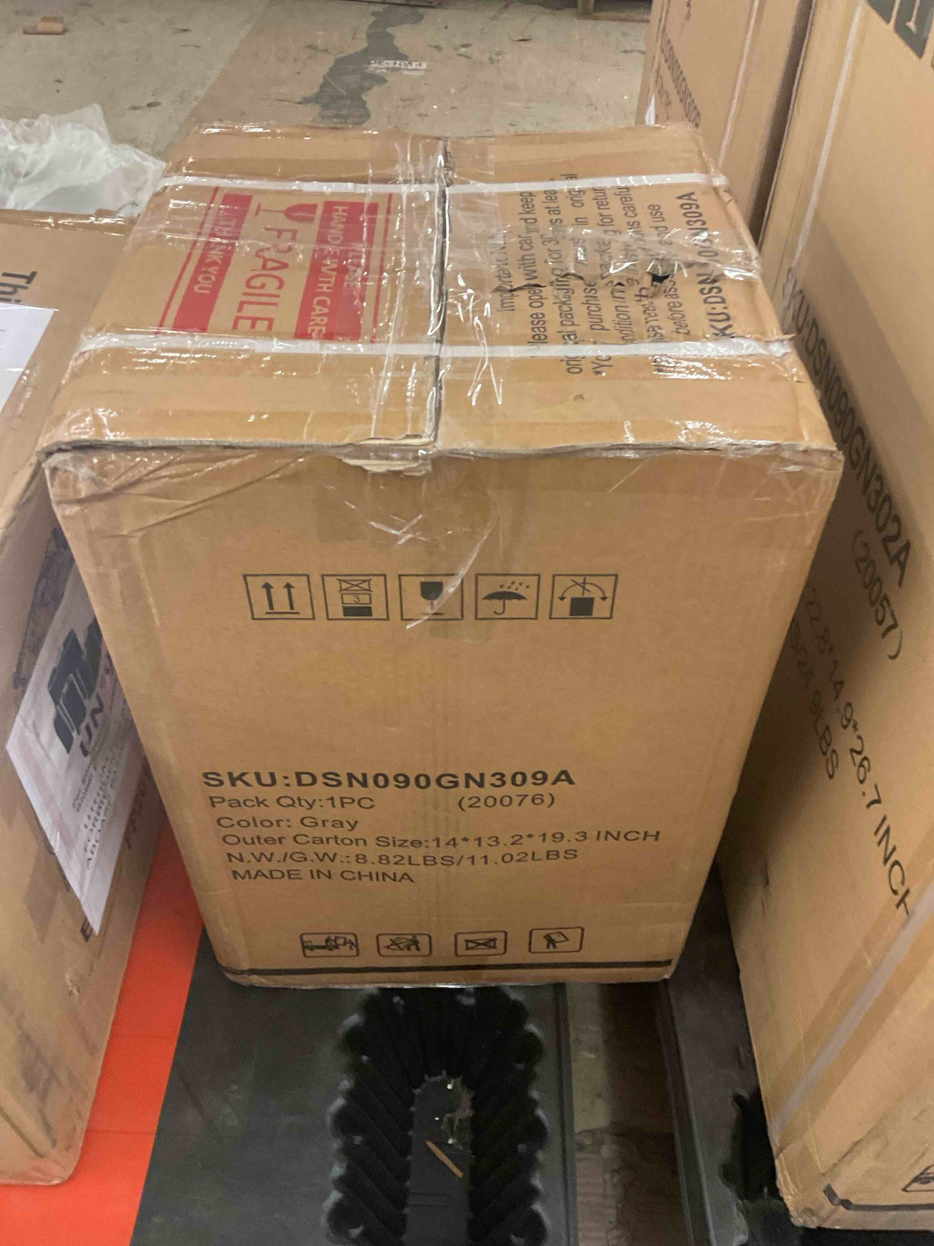 https://s3.amazonaws.com/lotting-images-prod/BoxBids/PPE2248207_1770237644207.jpeg
