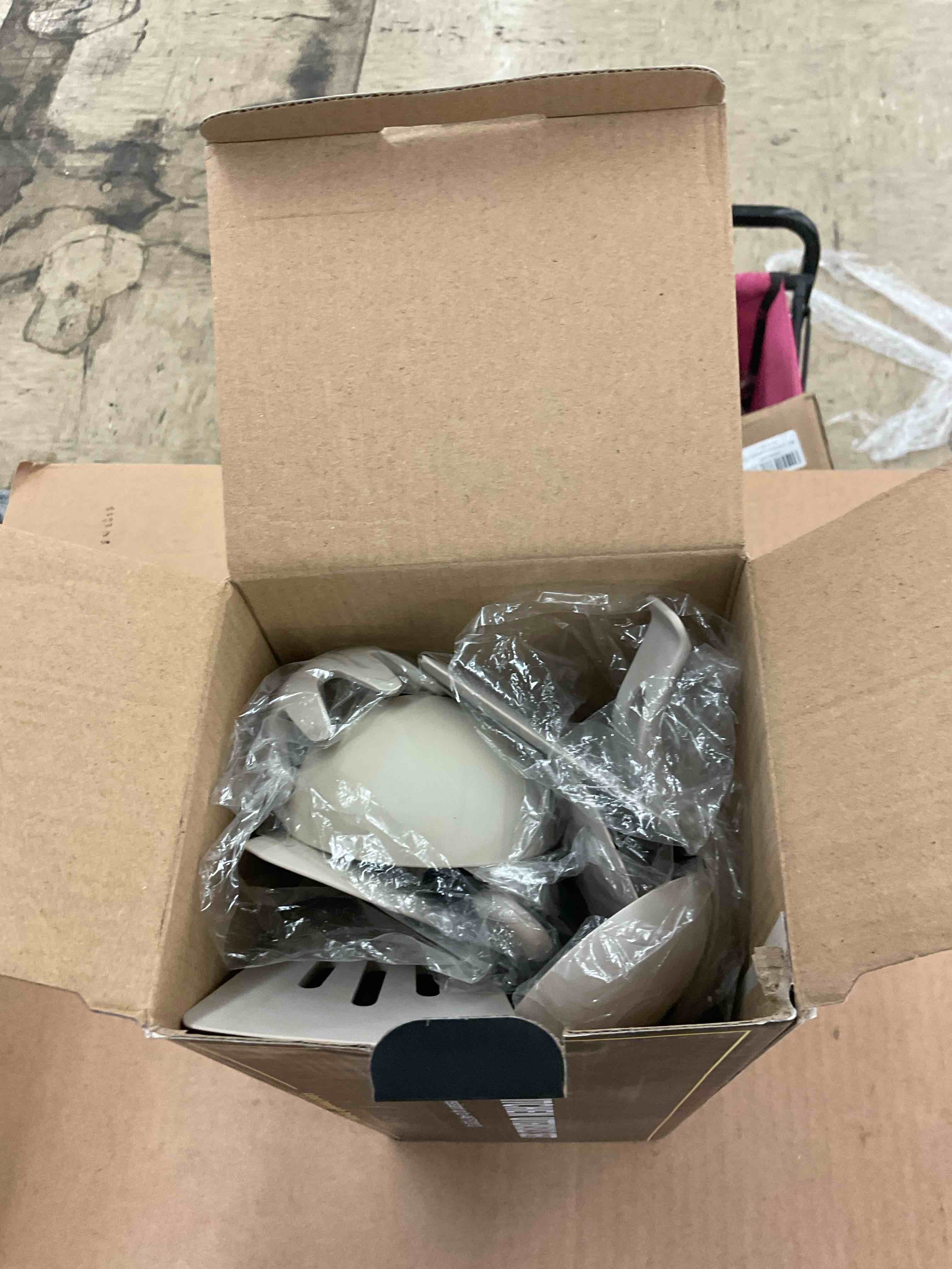 https://s3.amazonaws.com/lotting-images-prod/BoxBids/PPE2248221_1773339848161.jpeg