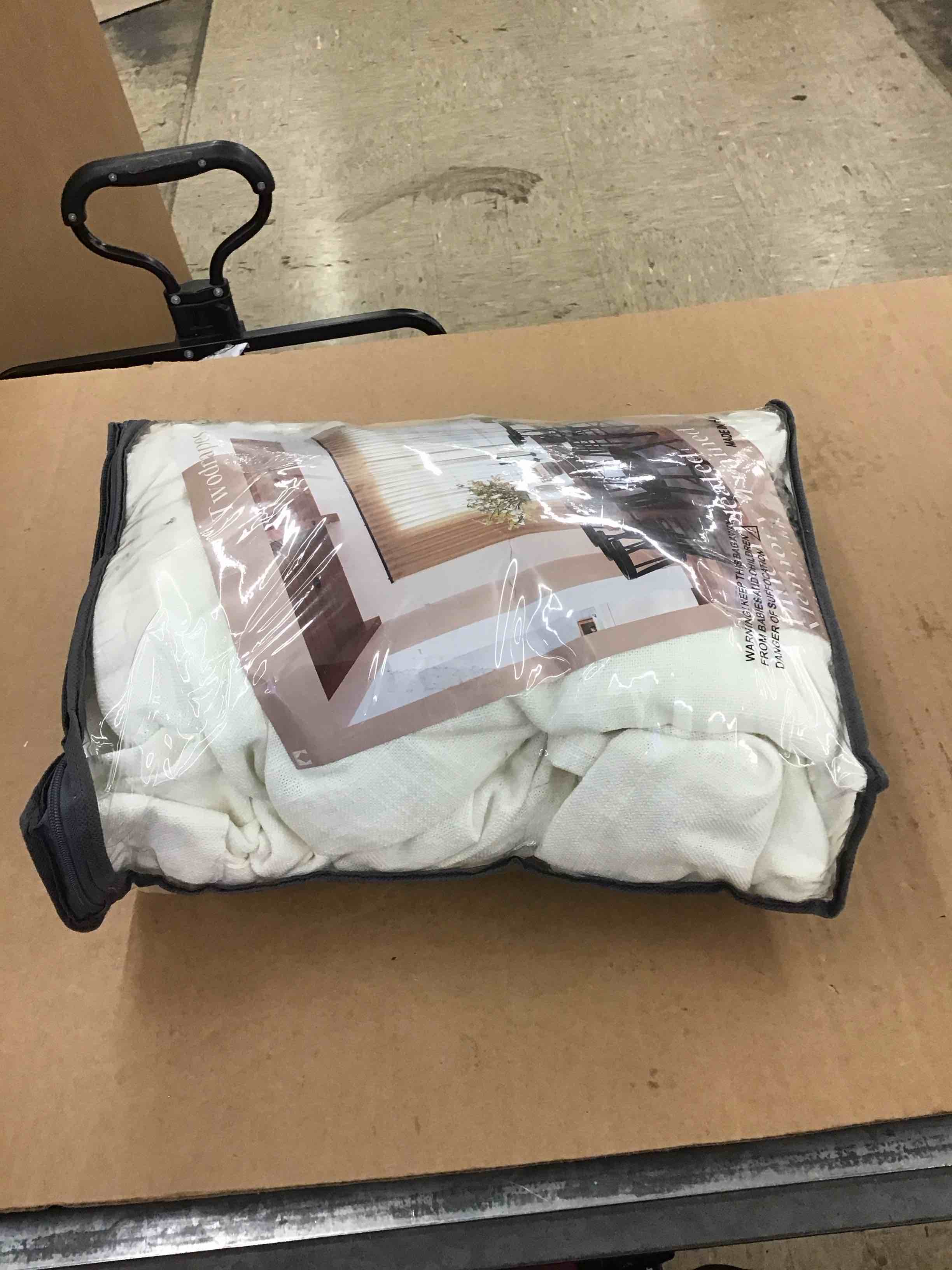 https://s3.amazonaws.com/lotting-images-prod/BoxBids/PPE2248409_1774382200102.jpeg