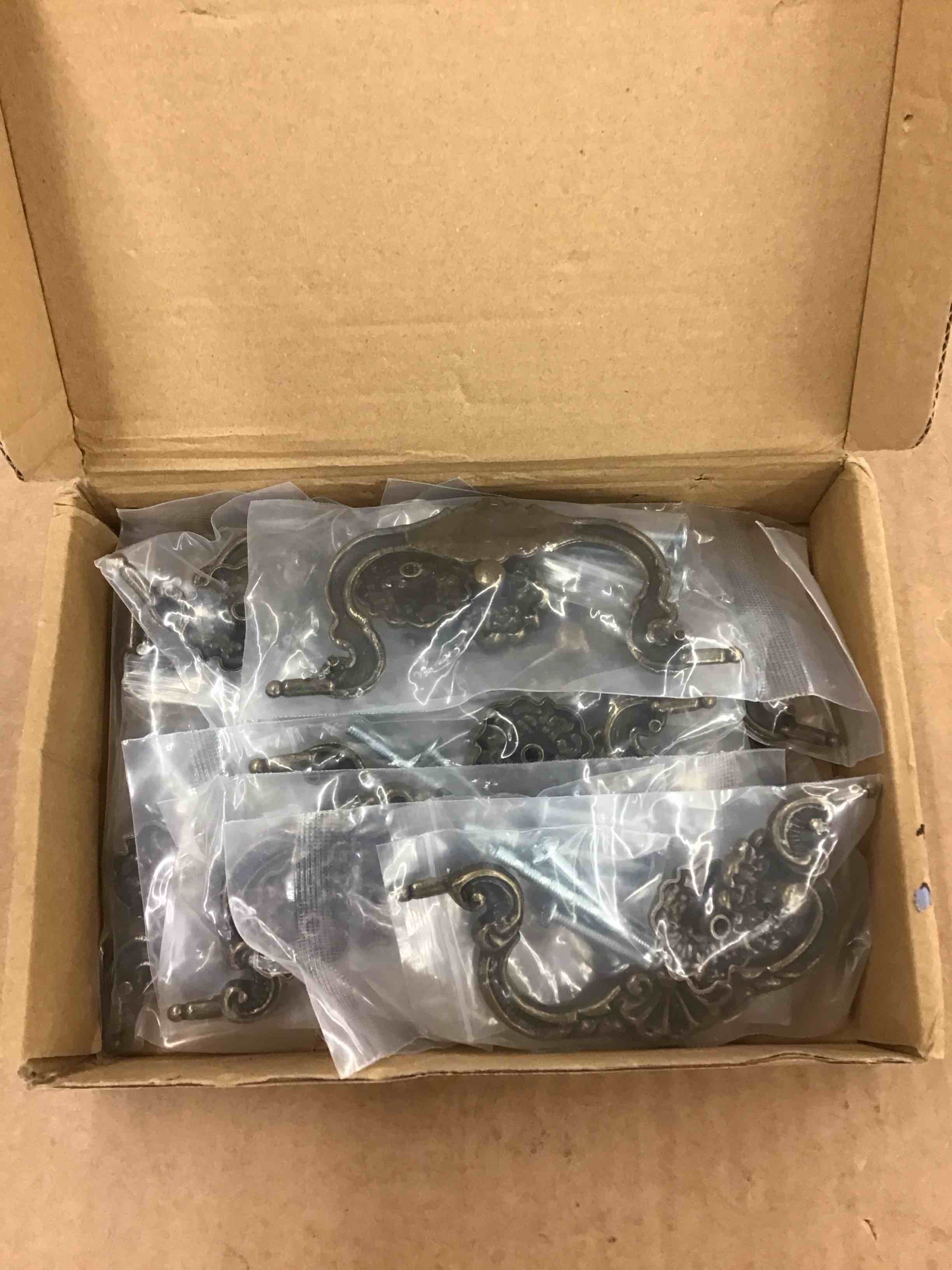 https://s3.amazonaws.com/lotting-images-prod/BoxBids/PPE2248569_1774617198581.jpeg