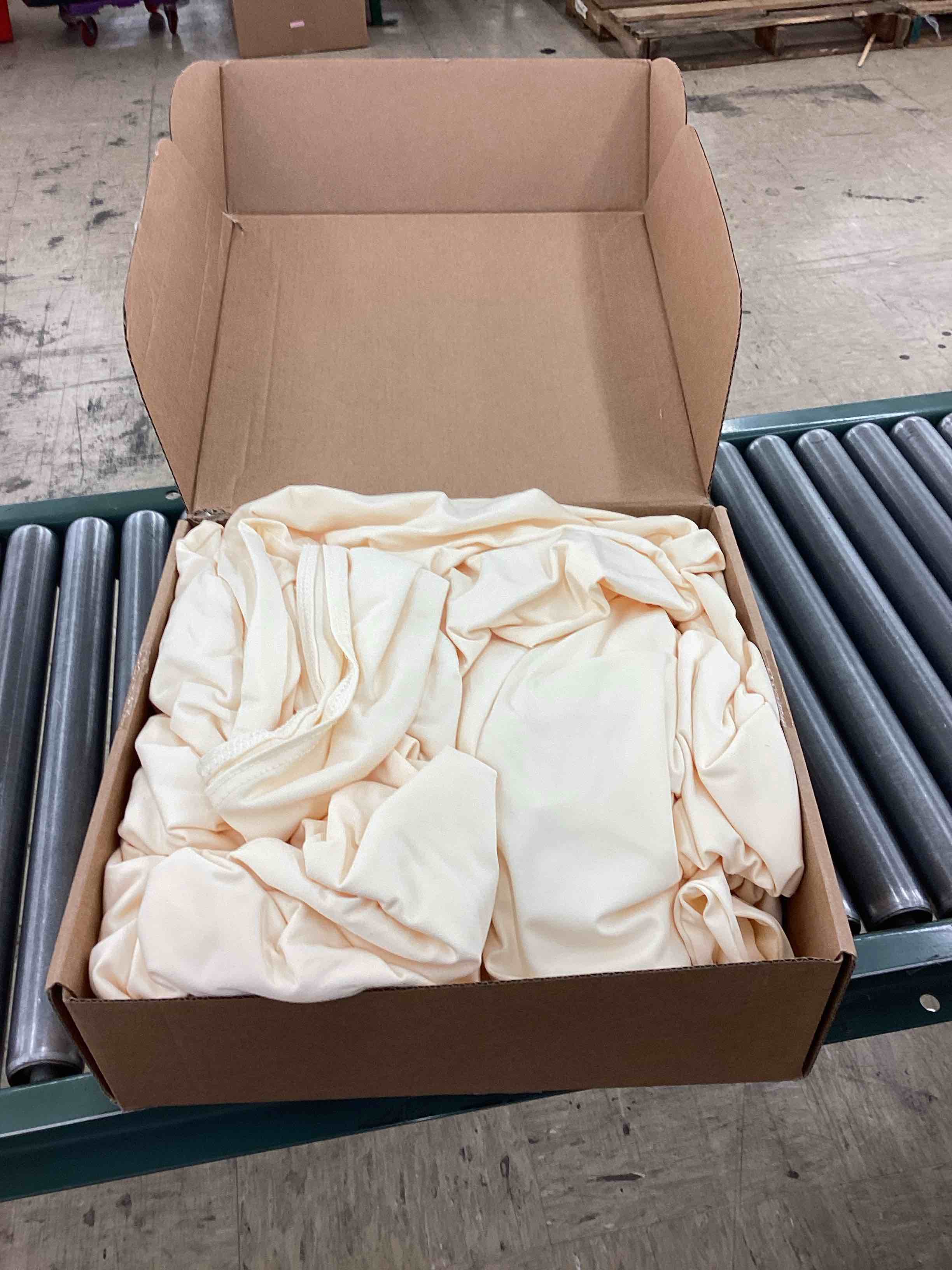 https://s3.amazonaws.com/lotting-images-prod/BoxBids/PPE2248806_1775221774504.jpeg
