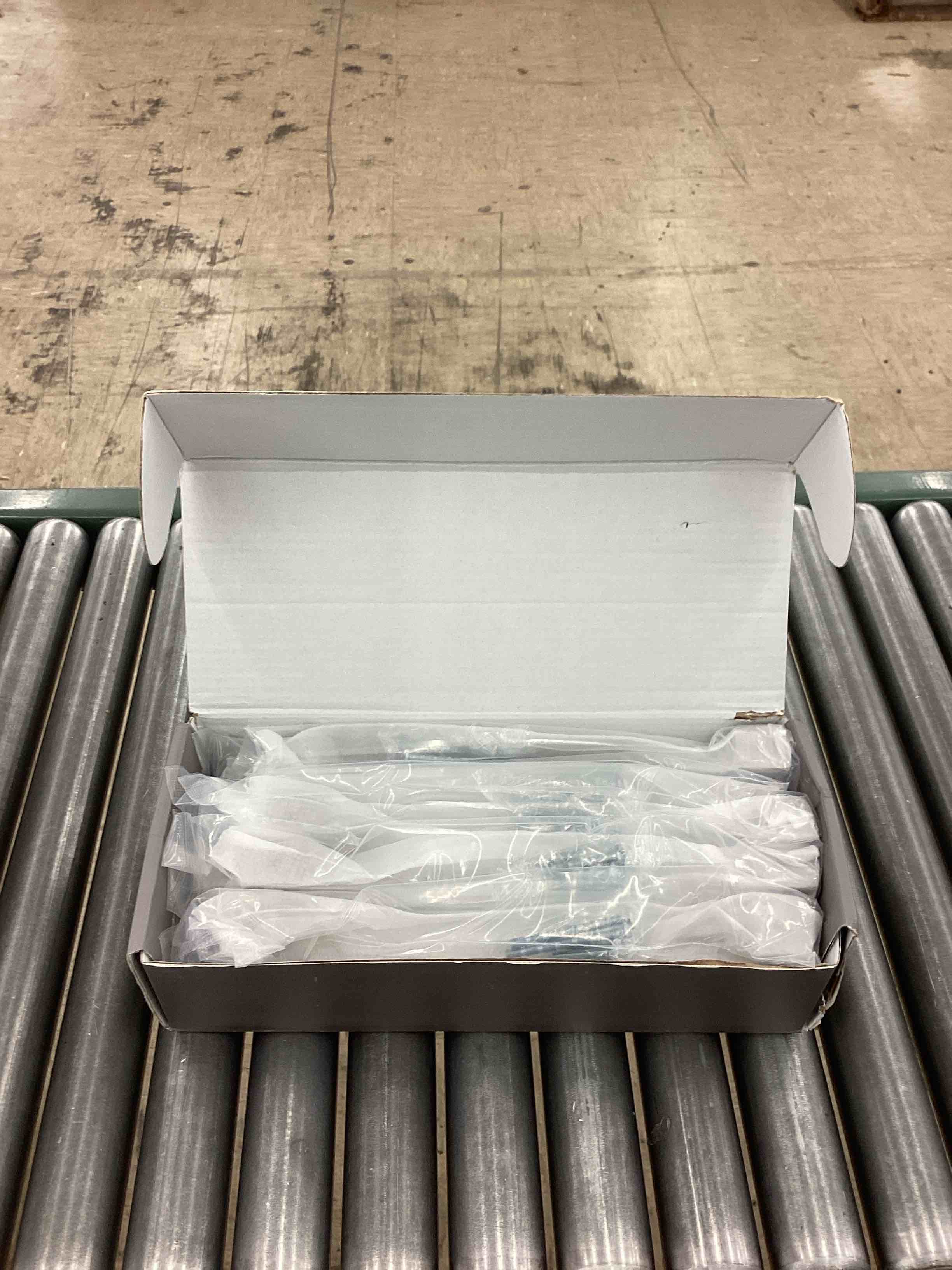 https://s3.amazonaws.com/lotting-images-prod/BoxBids/PPE2248821_1775223576597.jpeg