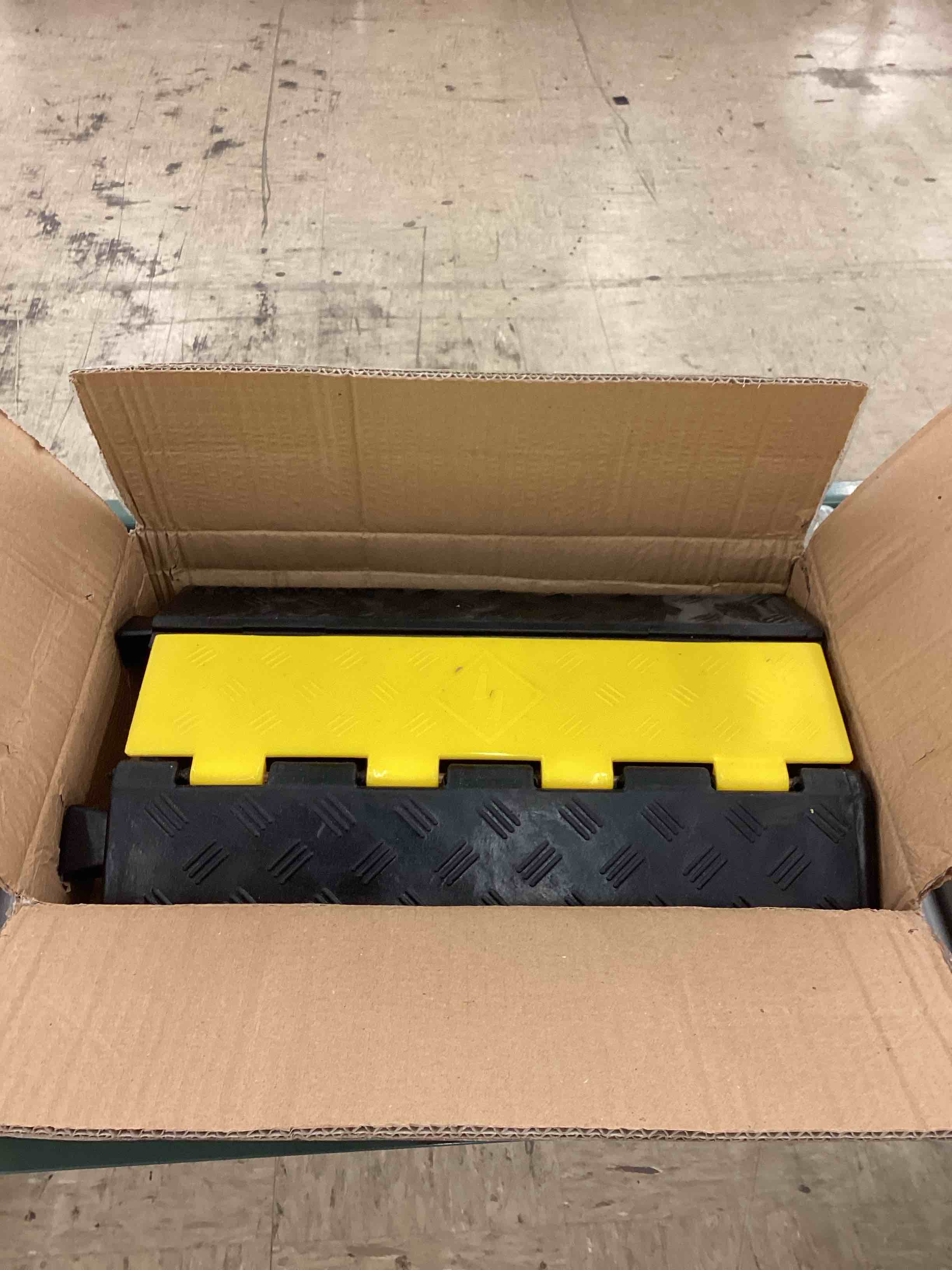 https://s3.amazonaws.com/lotting-images-prod/BoxBids/PPE2248843_1775232942064.jpeg