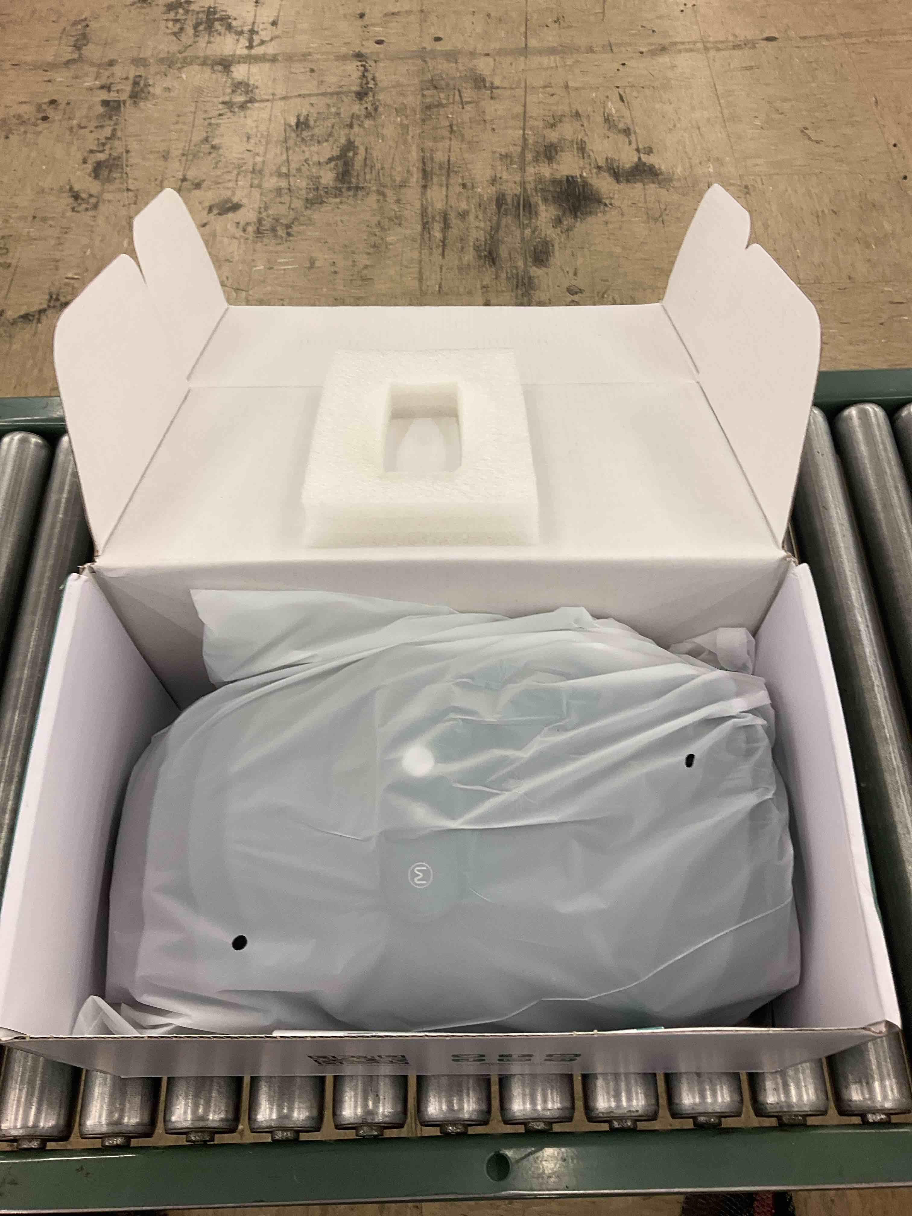 https://s3.amazonaws.com/lotting-images-prod/BoxBids/PPE2249002_1775506606324.jpeg