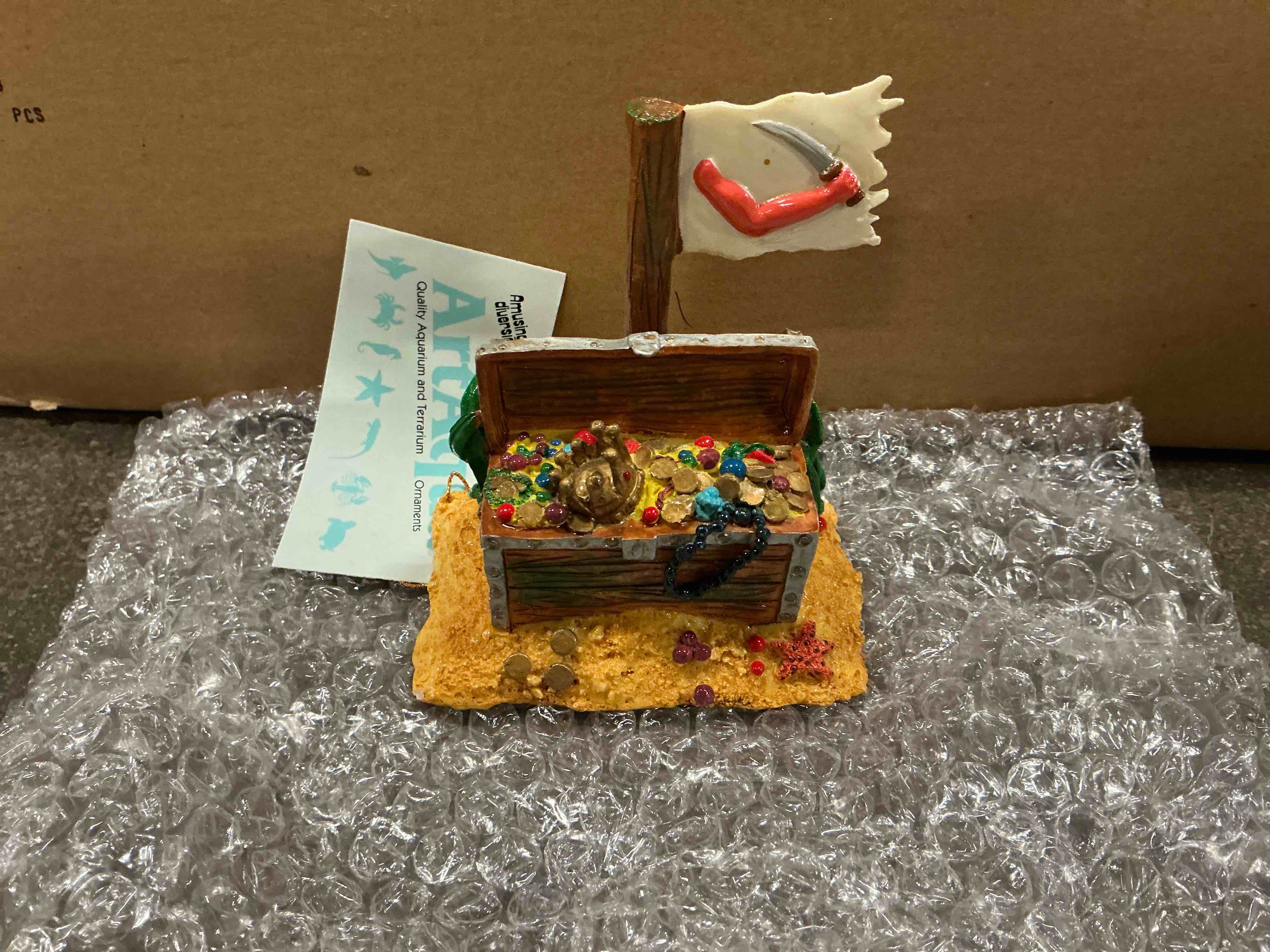 ArtAqua Quality aquarium and terrarium ornaments (Treasure chest with diamonds and crown)