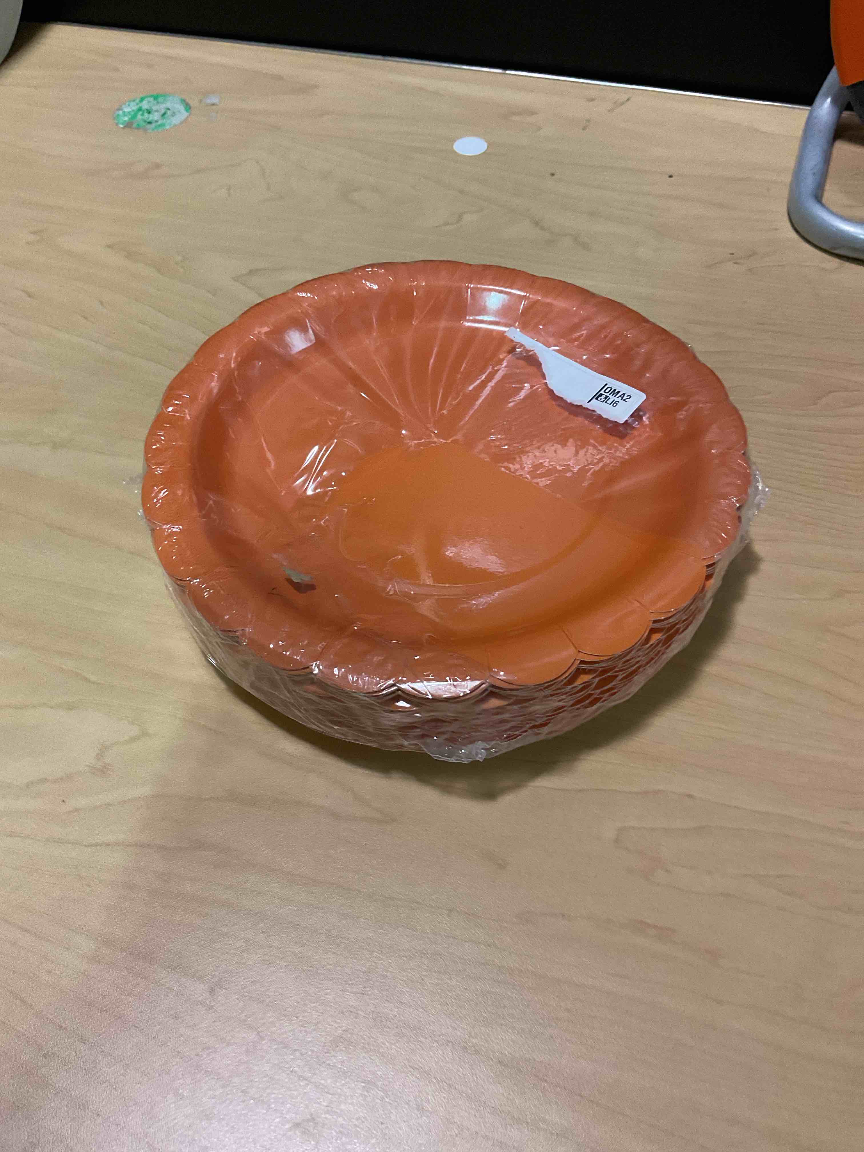 Condition photo showing As Is for HEIPINIUYE 25 Pieces Orange Paper Plates 9 Inch Fall Orange Scalloped Plates Disposable Dinner Plates for Wedding Baby Shower Birthday Thanksgiving Party Dessert Plates orange paper plates 25 Pcs 9 INCH