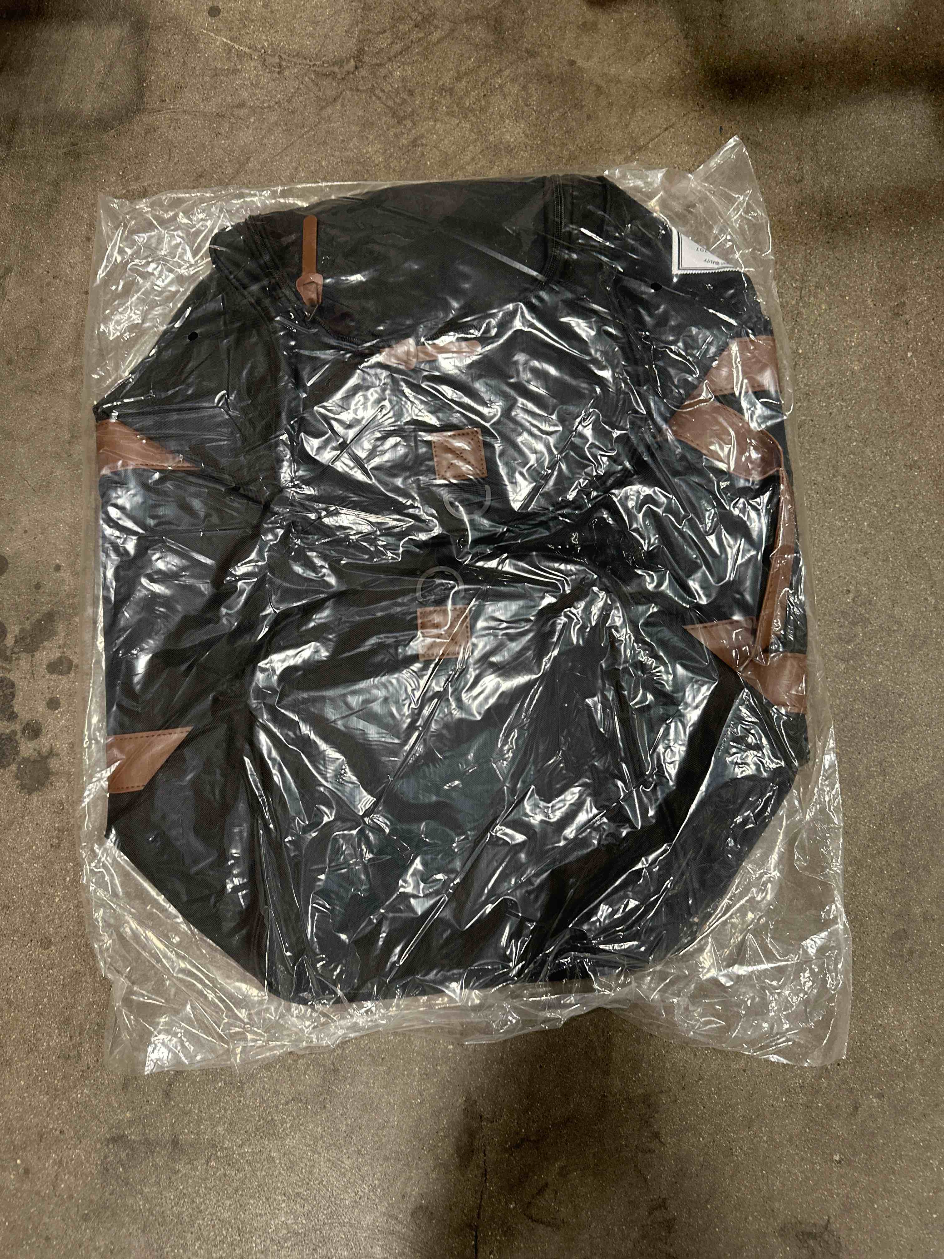 https://s3.amazonaws.com/lotting-images-prod/Duffebag_1757620465355.jpeg