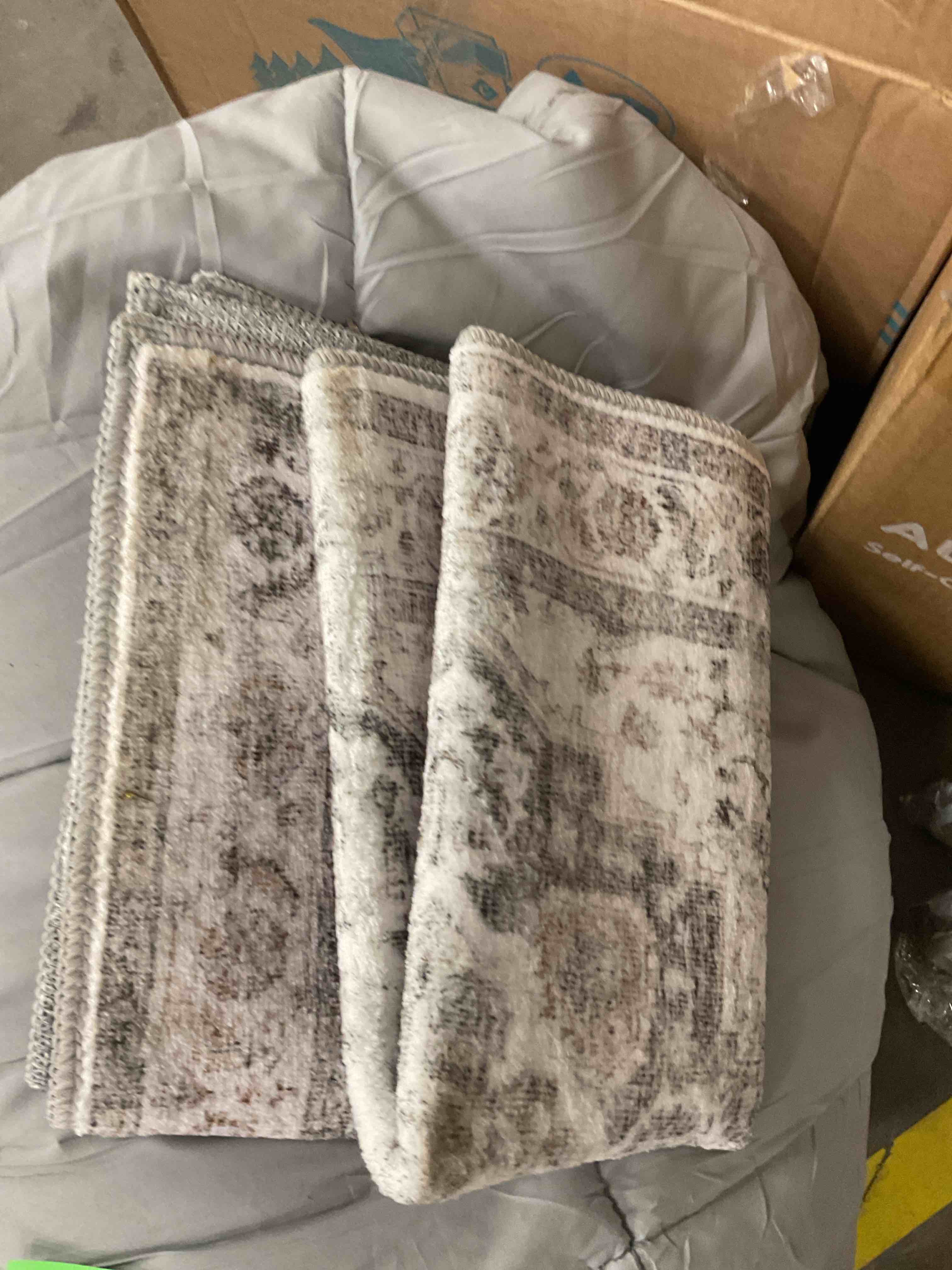 Condition photo showing Good Condition for FEELHOME 2'x3' Area Rug Washable Carpet Soft Distressed Non Slip Vintage Small Rugs for Kitchen Doormat Entryway Gray