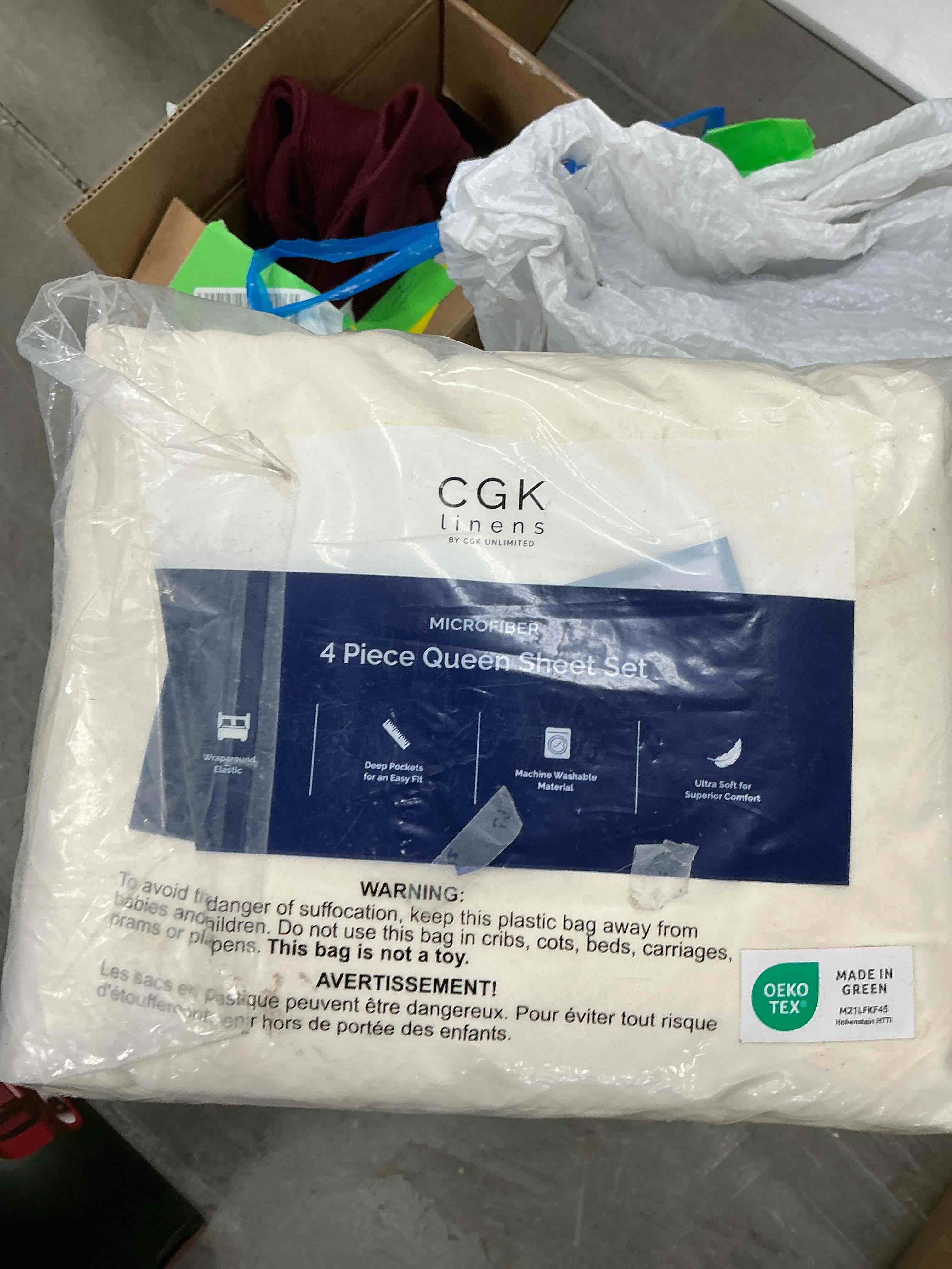 Condition photo showing Good Condition for Queen Size 4 Piece Sheet Set - Comfy Breathable & Cooling Bed Sheets Set - Hotel Luxury Bedding for Women, Men, Kids, Teens, Boys & Girls - Deep Pockets, Soft and Wrinkle Free - Oeko-Tex - Off White Queen 09 - Off White