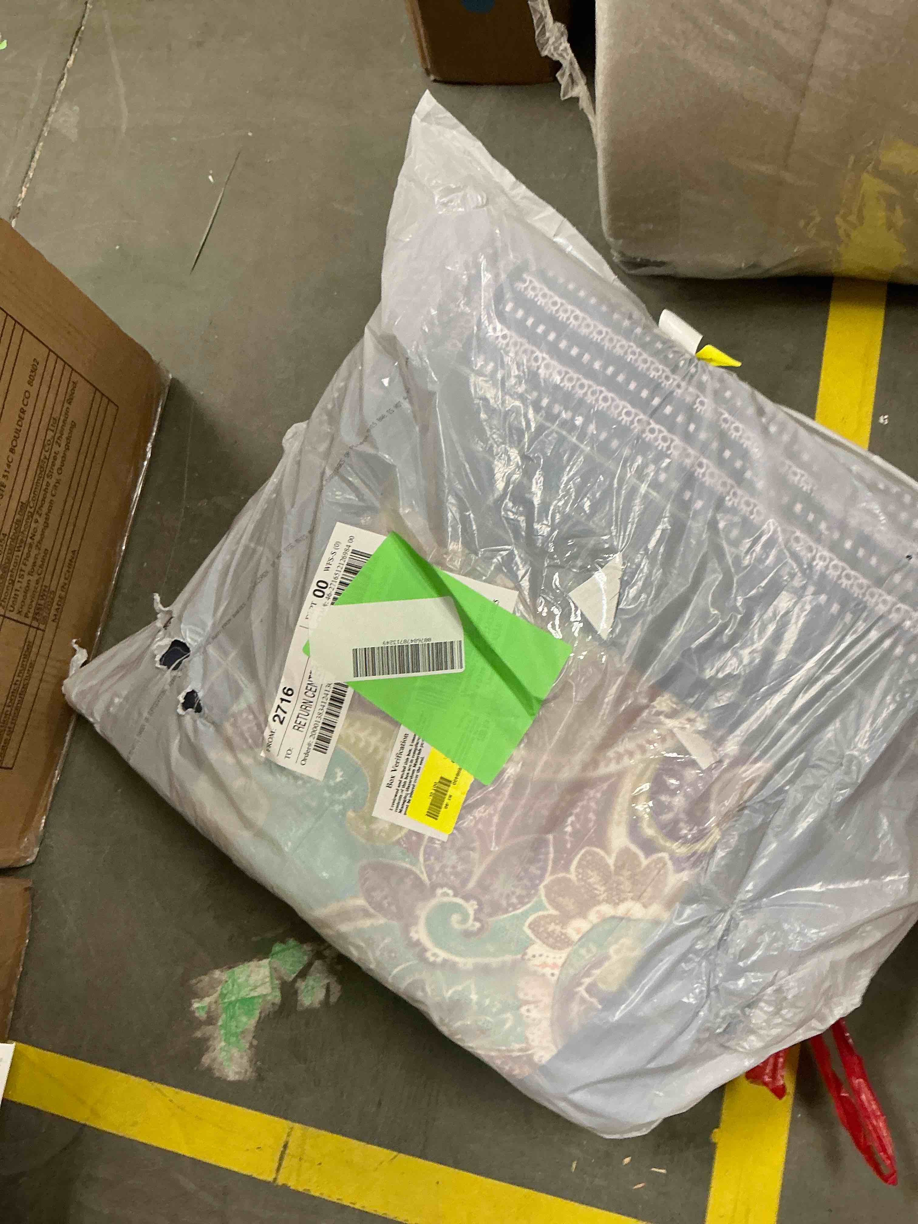 Condition photo showing Good Condition for NEWLAKE Navy Blue Floral Cotton Patchwork Quilt with Shams  King