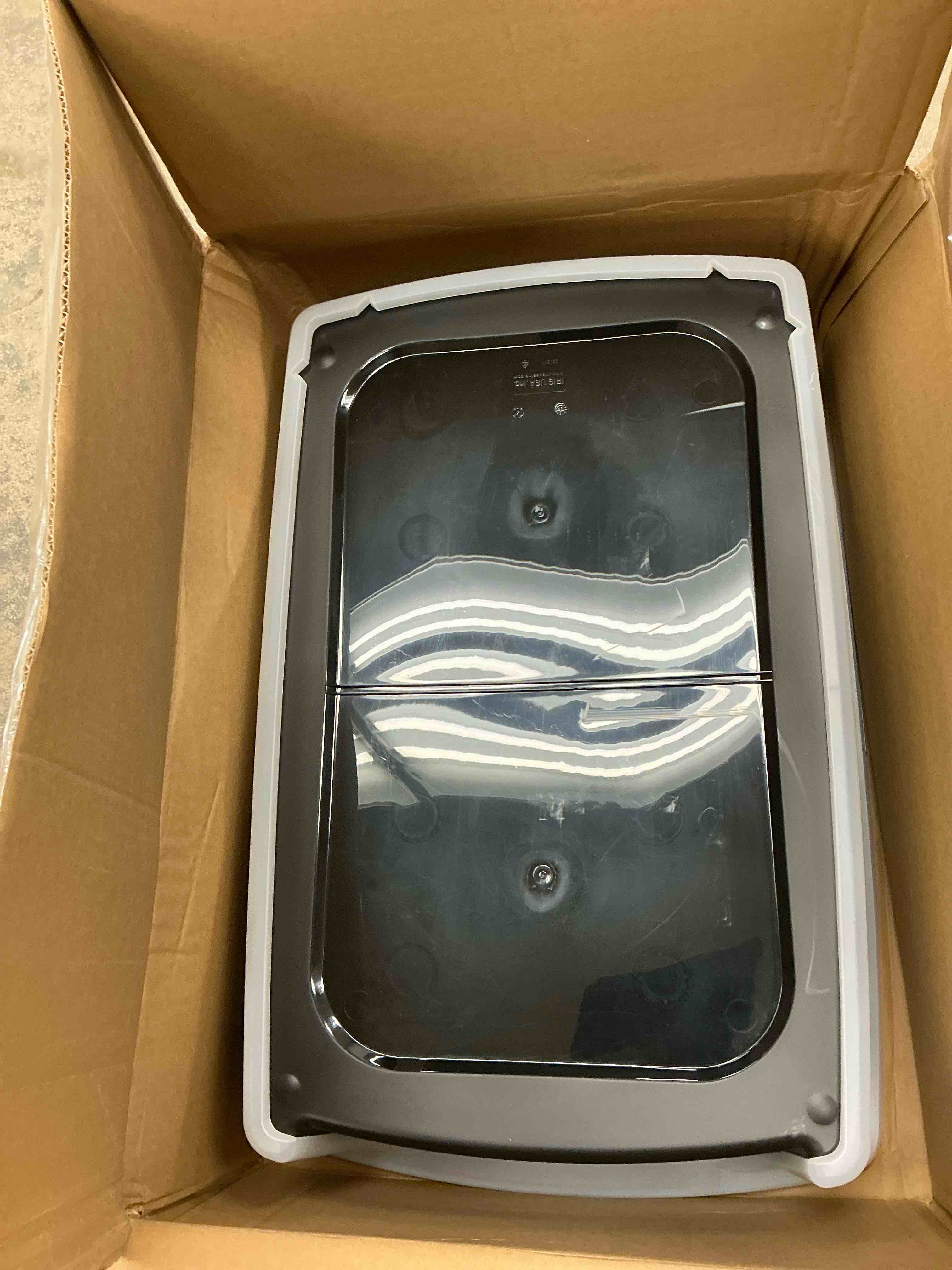 Condition photo showing New/Like New for IRIS USA XX-Large Cat Litter Box, Open Top Extra Large Litter Box for Big Cats and Multi-Cat Households, High Sided Scatter Shield, Easy to Clean, 30"L x 20"W x 14"H, Black XXL Black