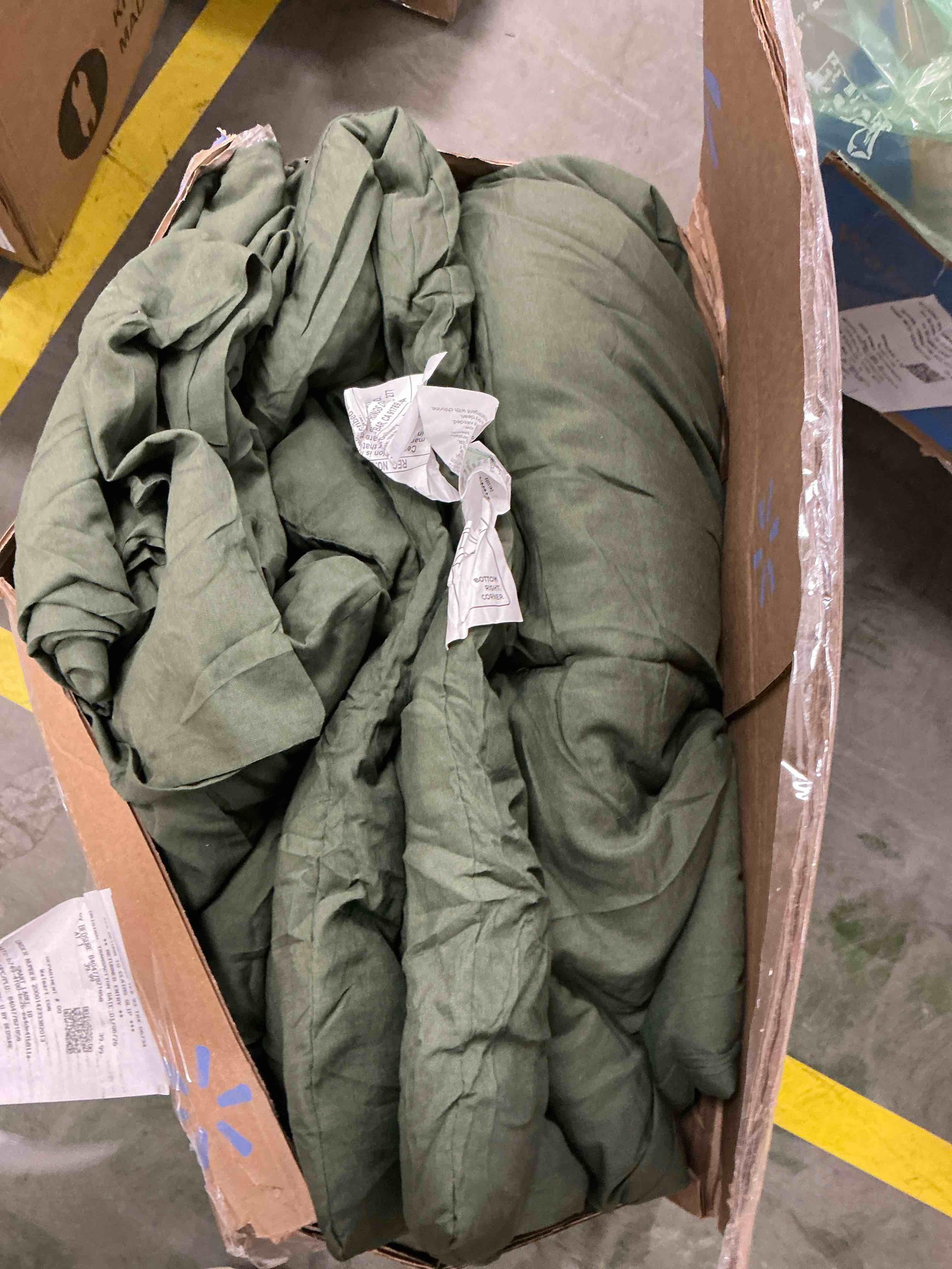 Condition photo showing Good Condition for Bedsure 3-pc. Extra Soft Reversible Comforter Set, Bronze Green