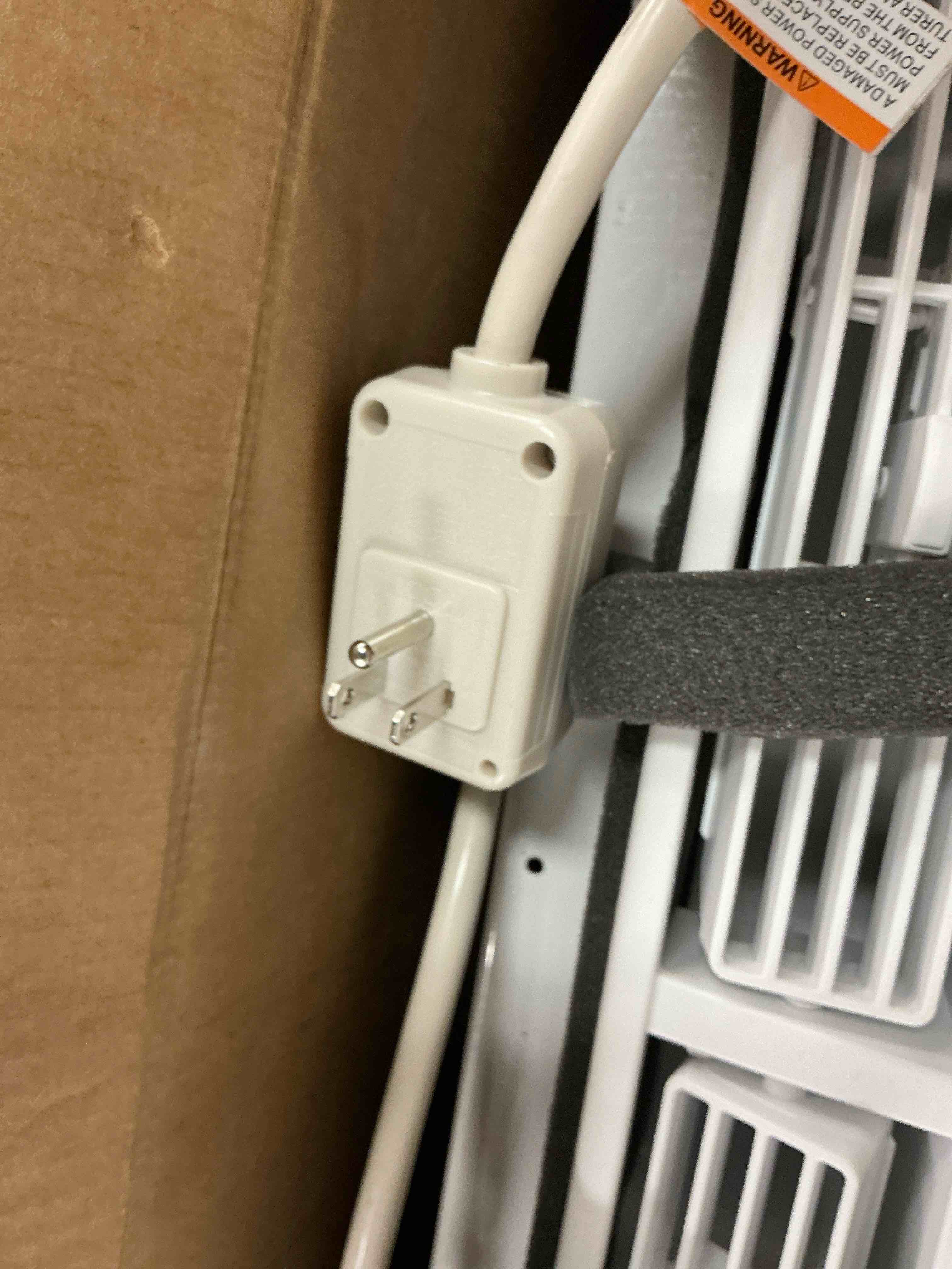 Condition photo showing Good Condition for tcl 5 000 btu mechanical window air conditioner white w5wm-3