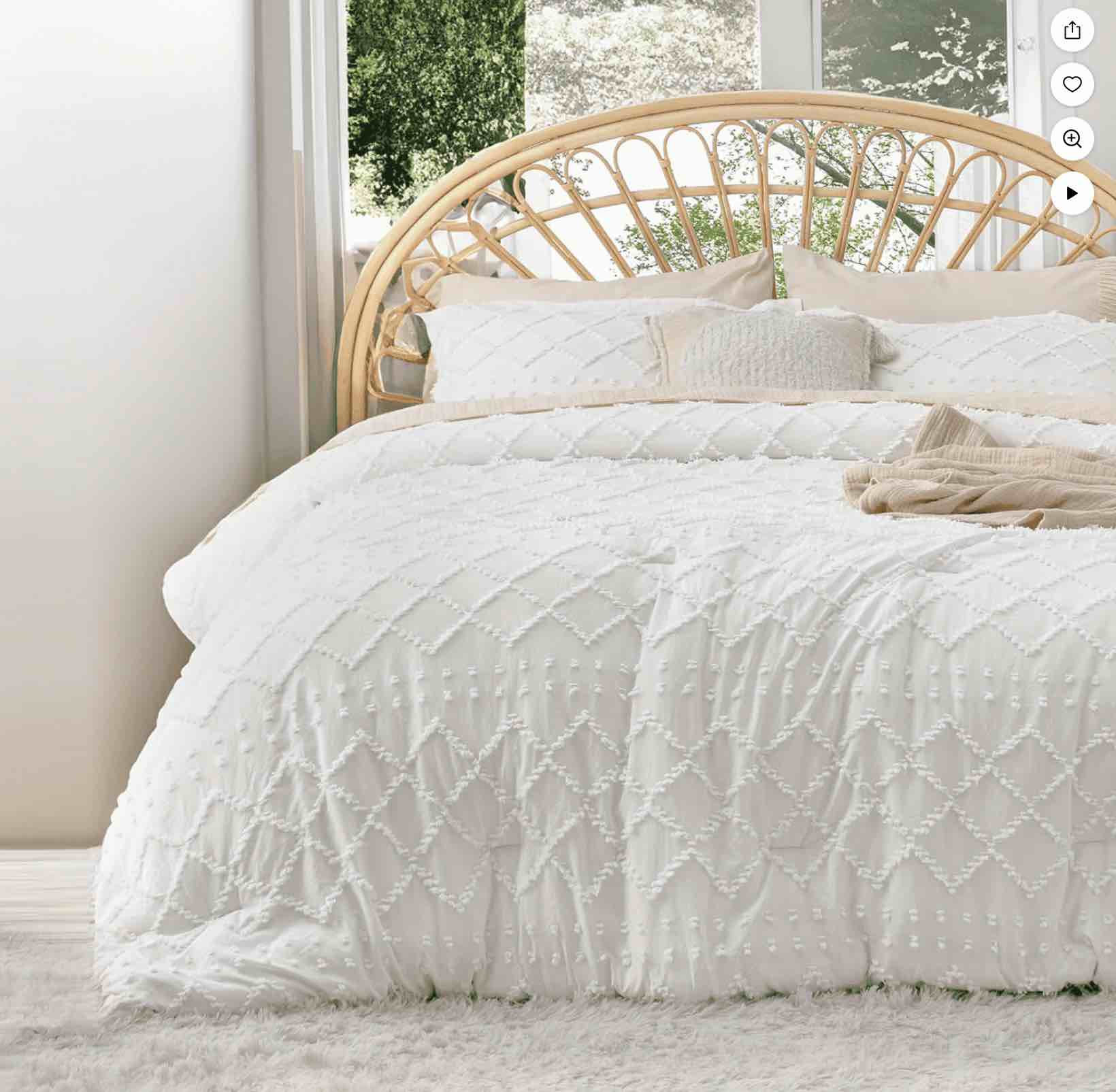U by Bedsure Queen Comforter Set - White Comforter, Boho Tufted Shabby Chic Bedding Comforter Set, 3 Pieces Vintage Farmhouse Bed Set for All Seasons, Fluffy Soft Bedding Set with 2 Pillow Shams
