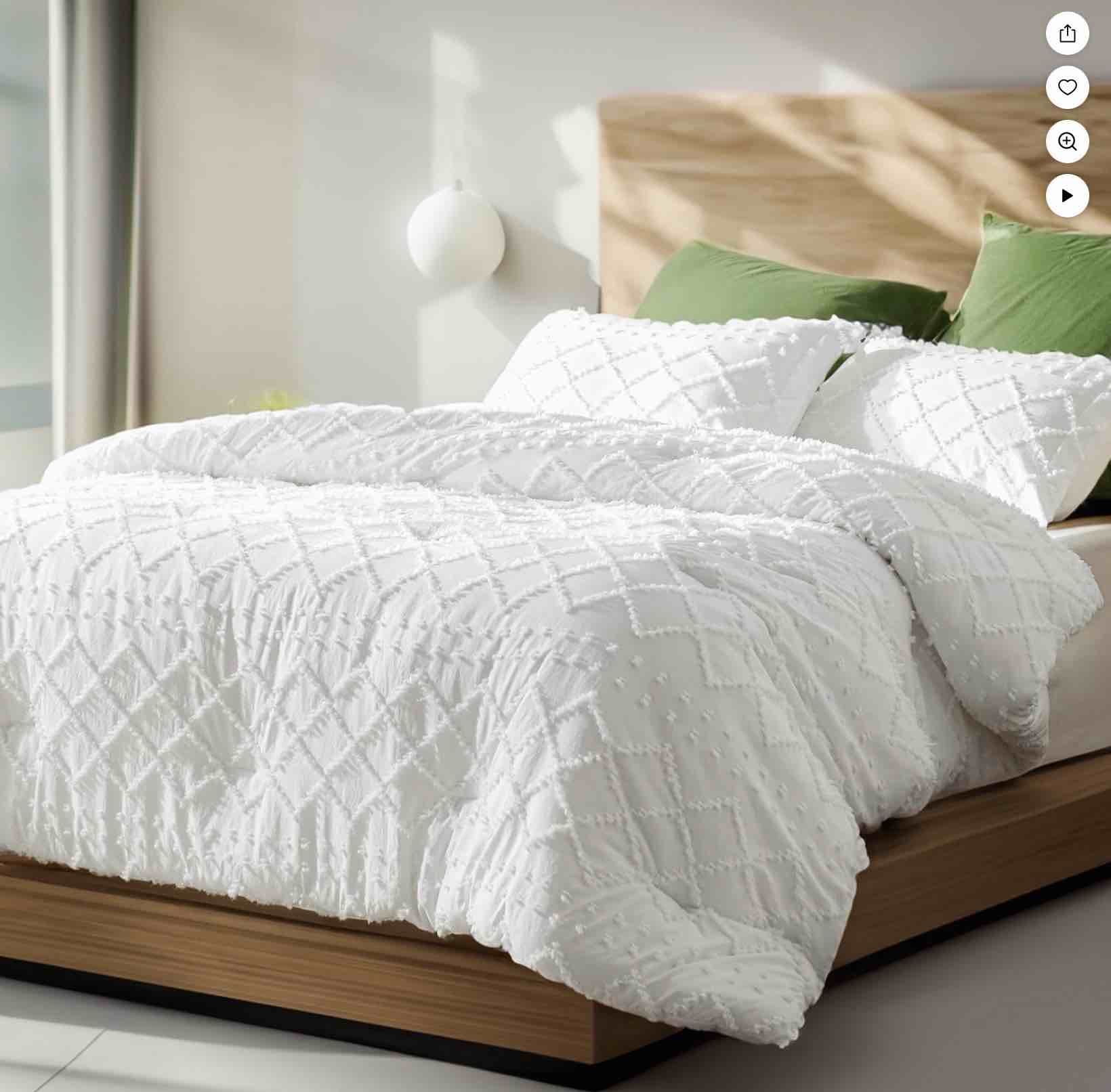 Condition photo showing Good Condition for U by Bedsure Queen Comforter Set - White Comforter, Boho Tufted Shabby Chic Bedding Comforter Set, 3 Pieces Vintage Farmhouse Bed Set for All Seasons, Fluffy Soft Bedding Set with 2 Pillow Shams