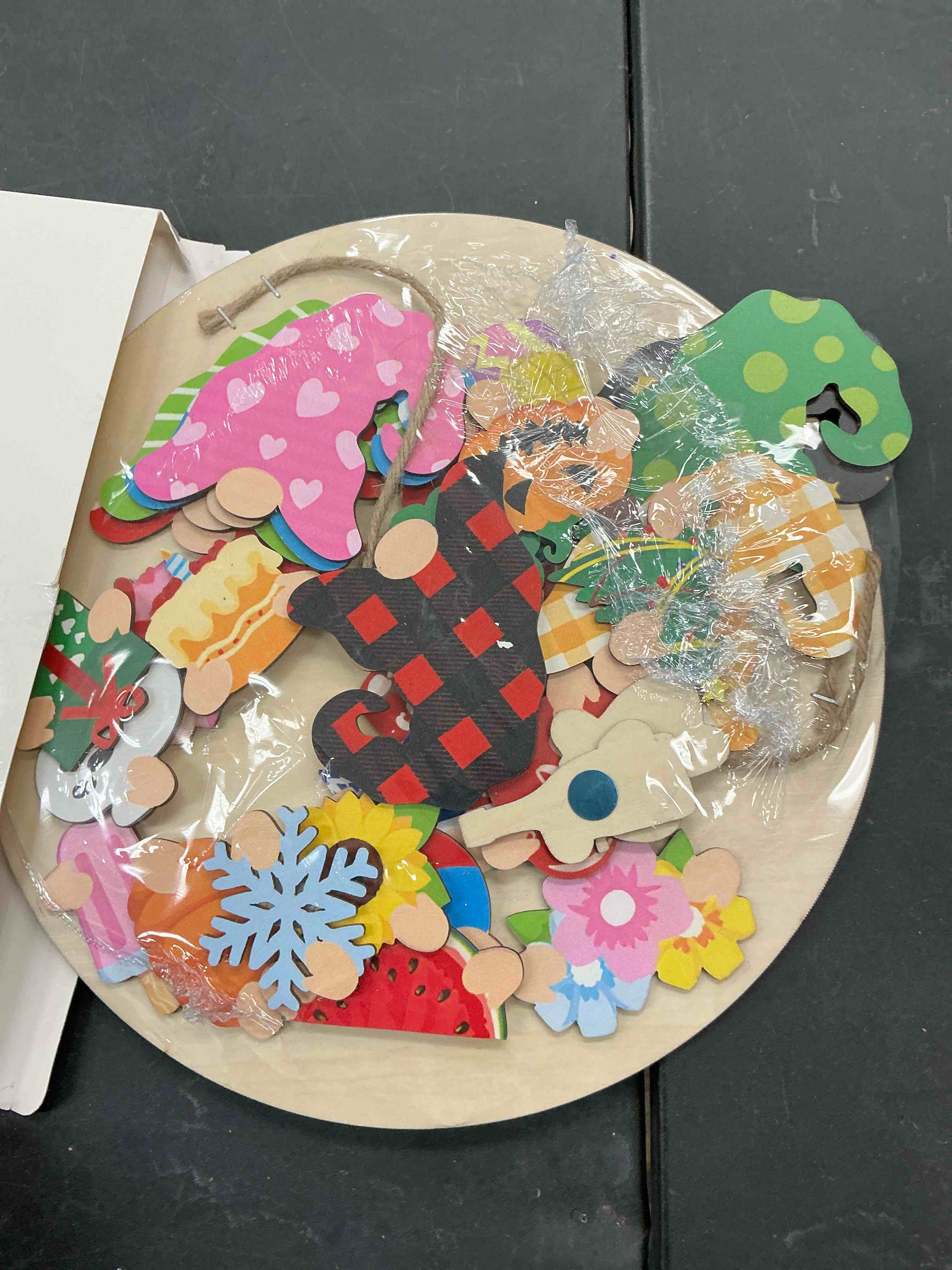 Condition photo showing Good Condition for Qunclay Interchangeable Wooden Gnome Decor Holiday Seasonal Gnome Decorations with Magnet Pieces and Detachable Hats Changeable Welcome Sign for Home(Stylish)