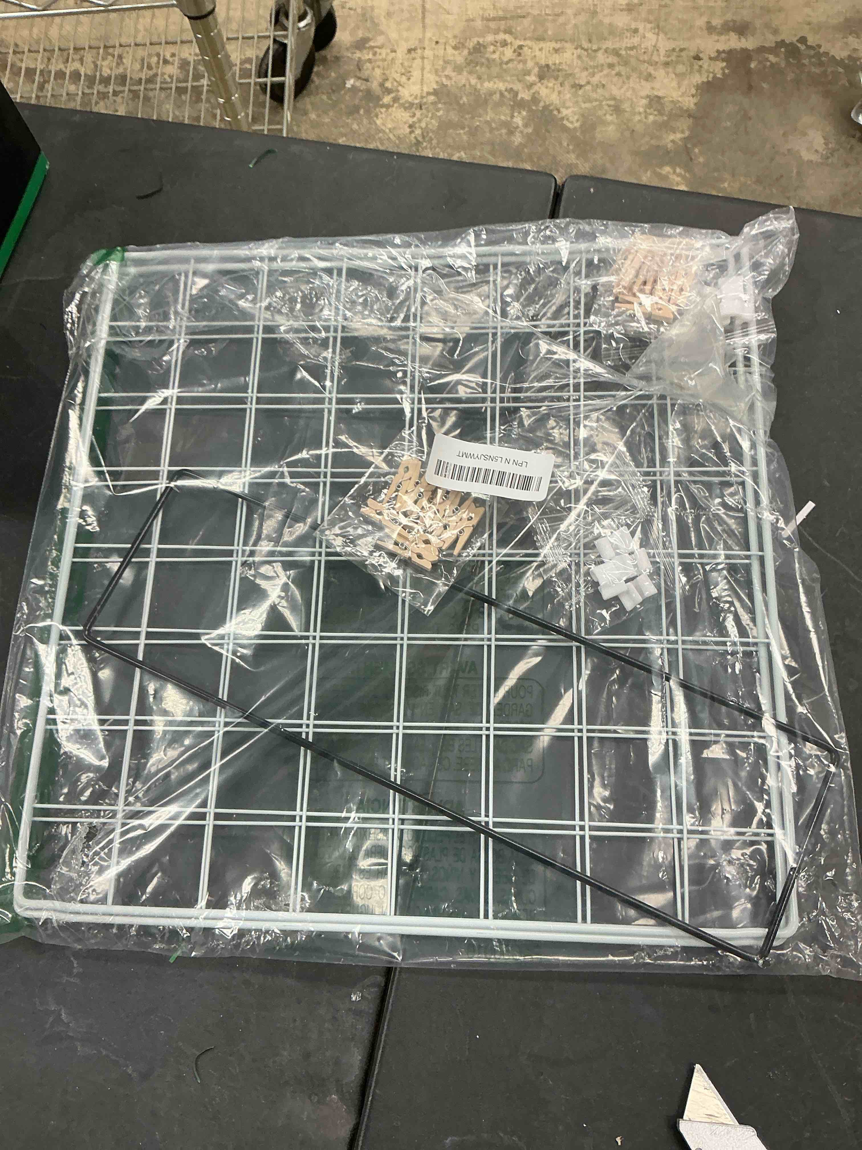 Condition photo showing Good Condition for BEKMLOD Photo Display Rack, Note Display Rack, Double sided Photo Metal Rack, Desk Photo Manager, With 20 Wooden Clips, color white 