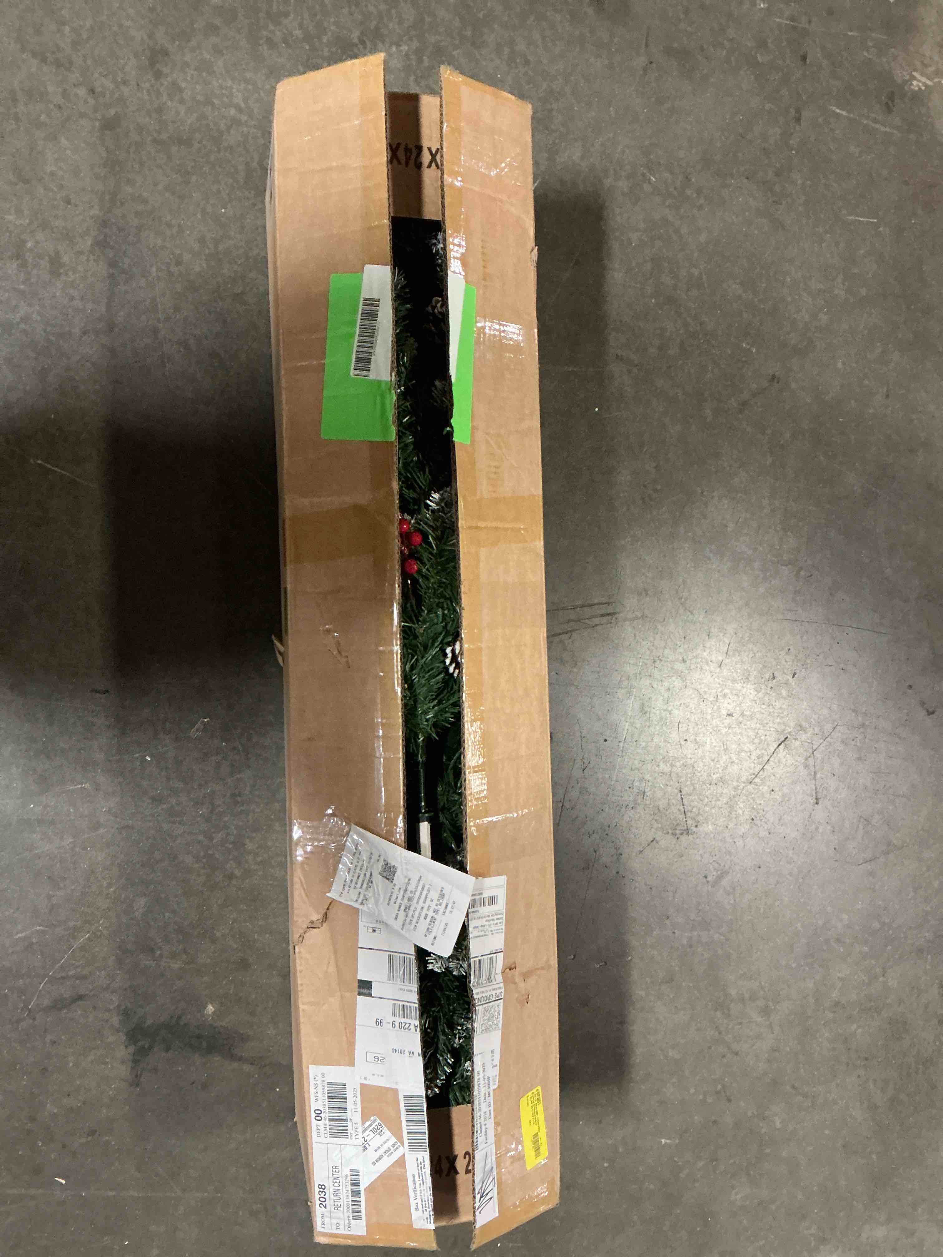 BSHAPPLUS® 7.5ft Pre-Lit Artificial Christmas Trees,Pre-Decorated Green Xmas Tree with 1700 Branch Tips,650 LED Lights,50 Pinecones and Berries for Home, Office and Party Decor