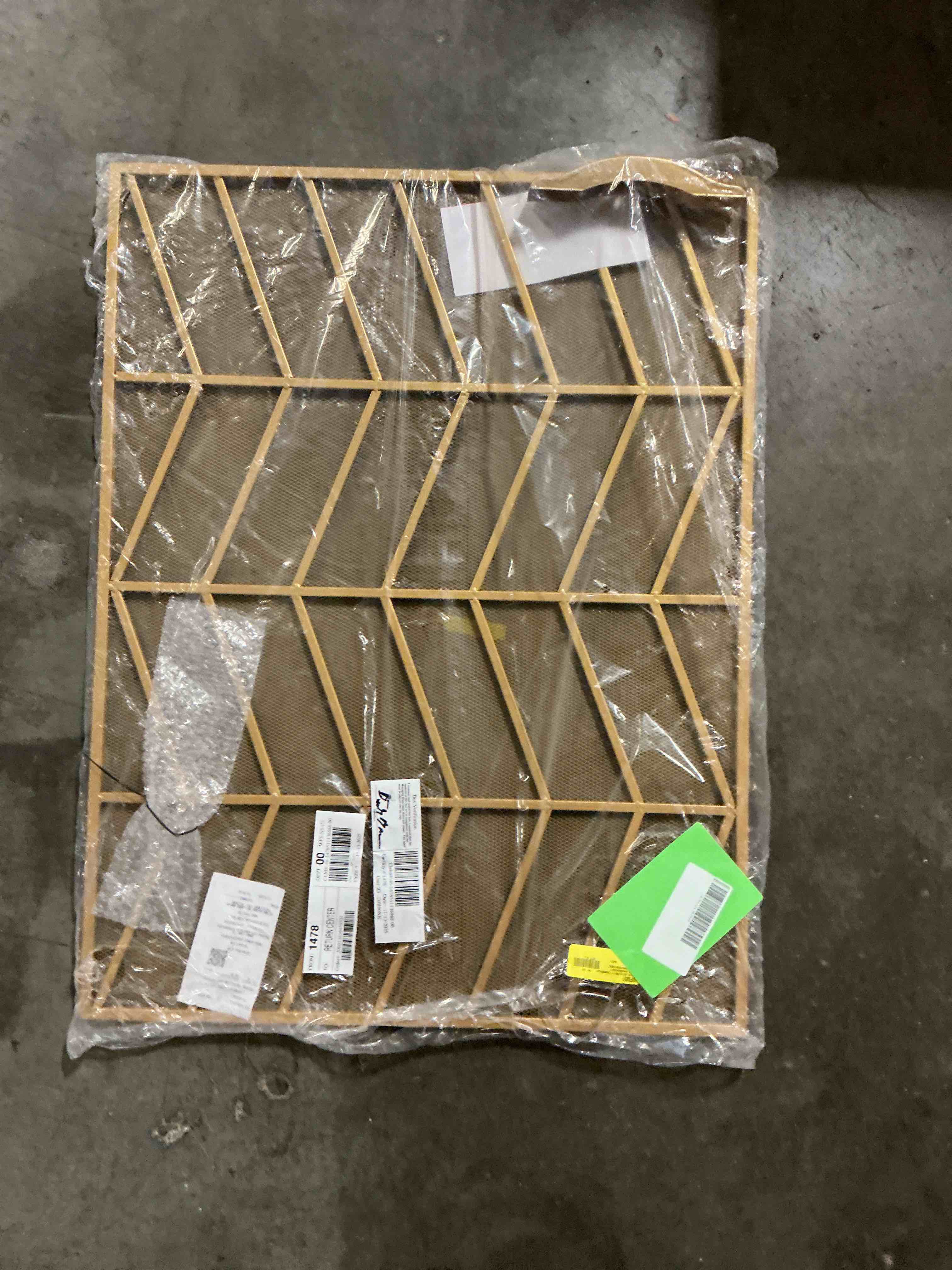 Fire Beauty Single Panel Handcrafted Wrought Iron Mesh Chevron Fireplace Screen, Fire Spark Guard for Living Room, Bedroom Decor(Golden)