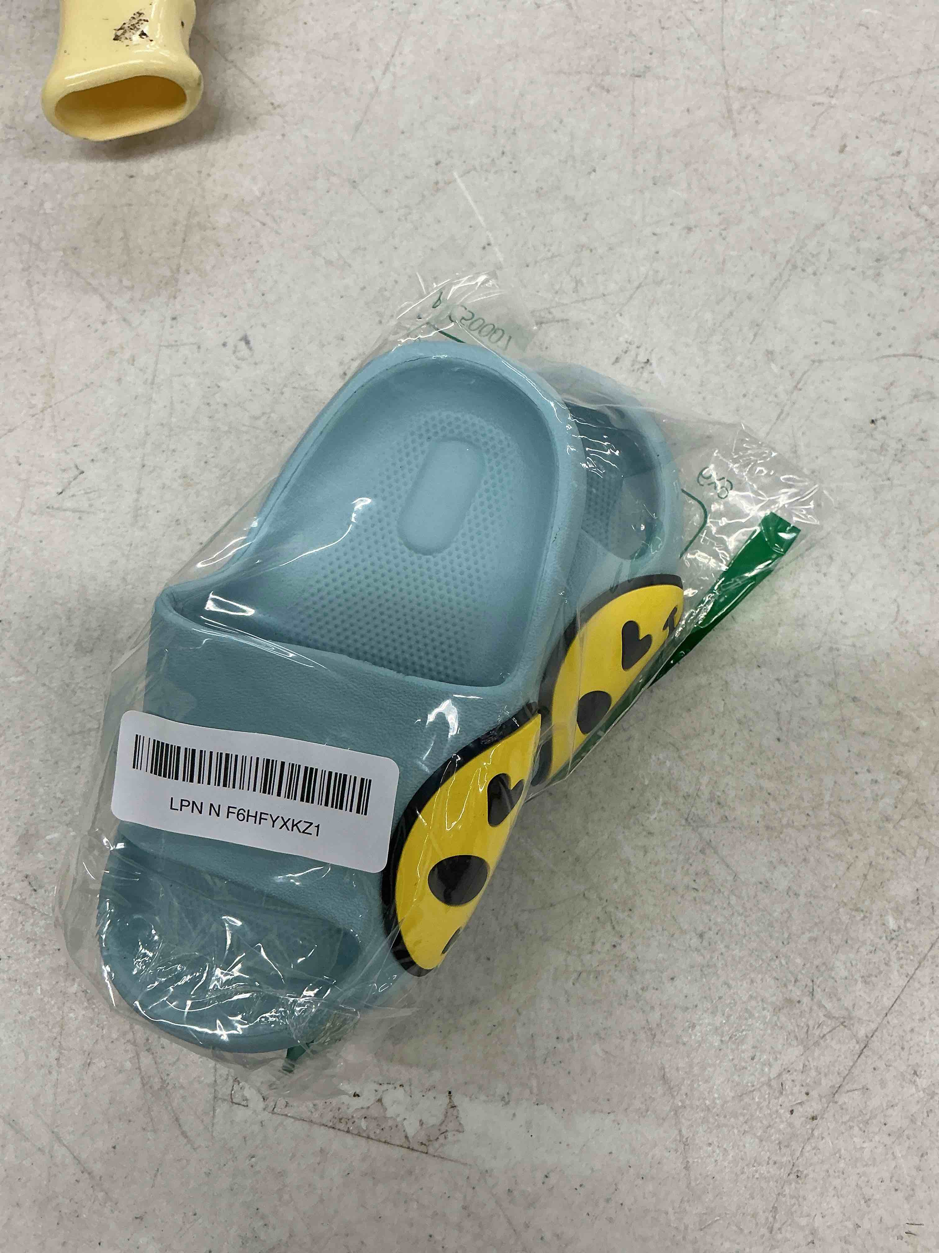 Condition photo showing Good Condition for guyarns big kids cloud slides,boys girls slides non-slip summer beach pool shoes toddler cartoon slides sandals indoor&outdoor garden slippers shower shoes 9.5-10 toddler blue