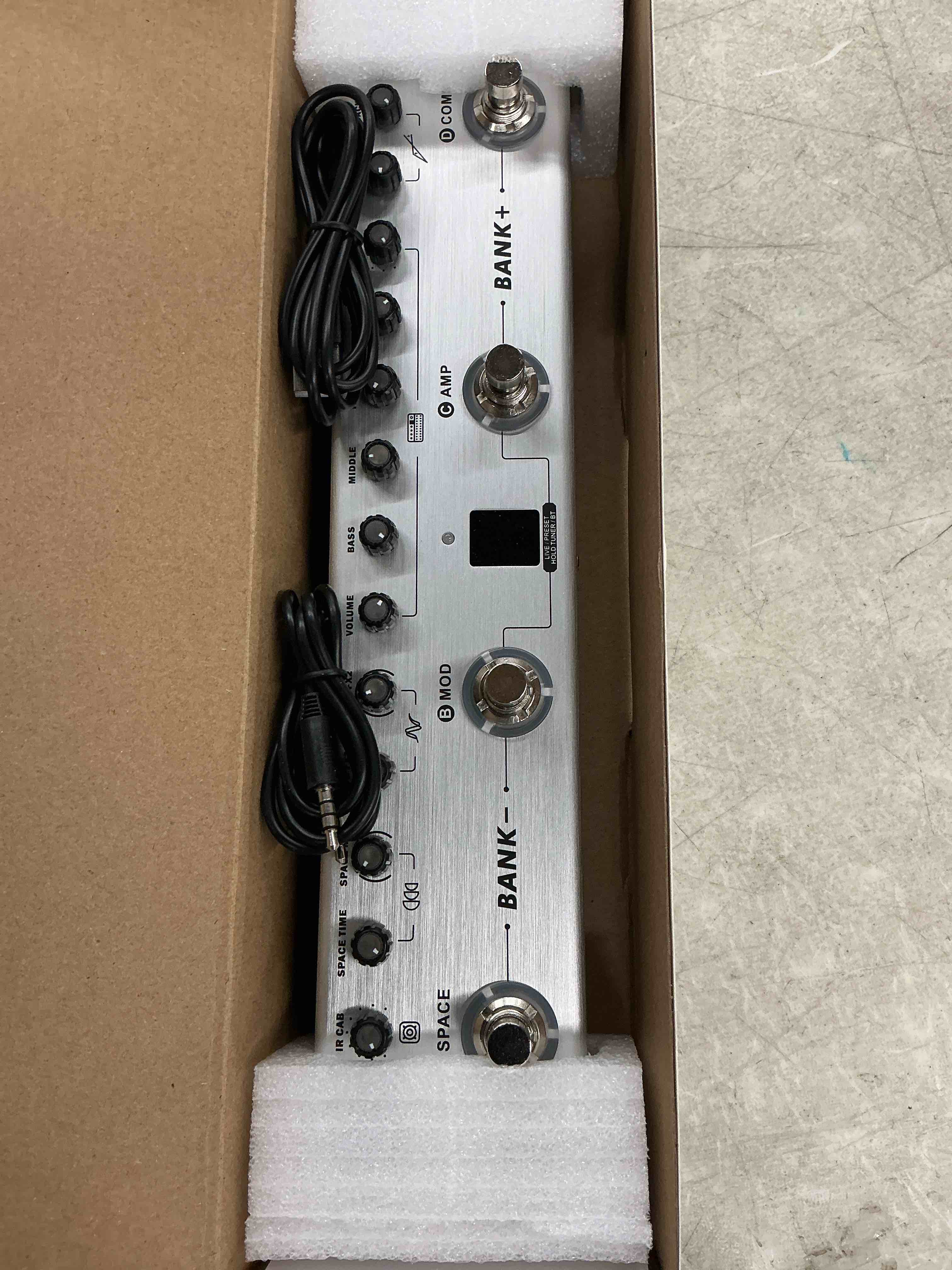 Condition photo showing New/Like New for lekato bass multi effects pedal, bass effects pedal with 36 presets, editable 4 modules, amp, compressor, mod, space, reverb, ir cab, tuner, bt connection, music recording for bass