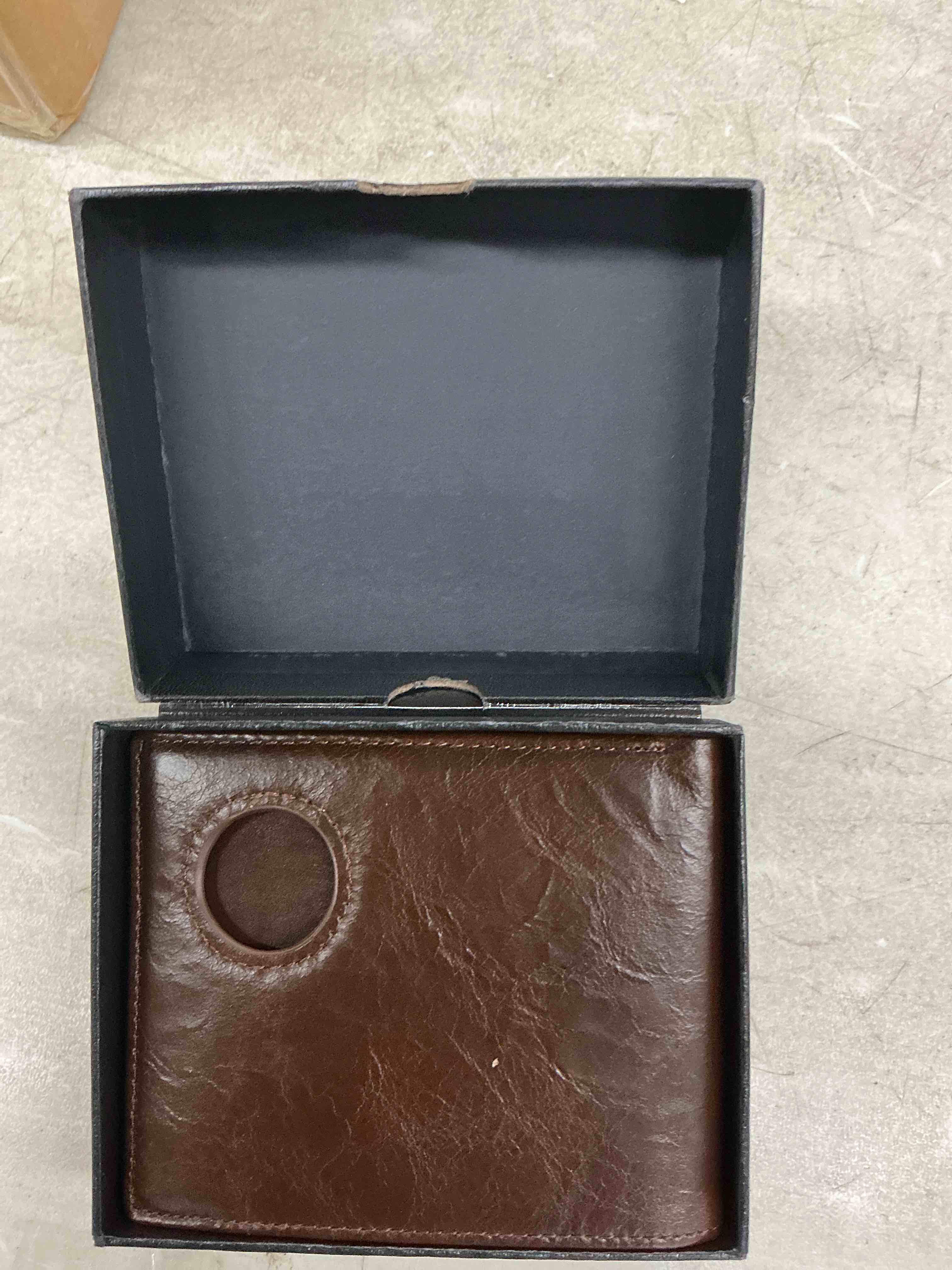 Condition photo showing Good Condition for serovi airtag wallet- genuine leather bifold mens wallet with airtag holder,rfid blocking wallet for men with 2 id window and 12 cards holders gift box (airtag not included) brown