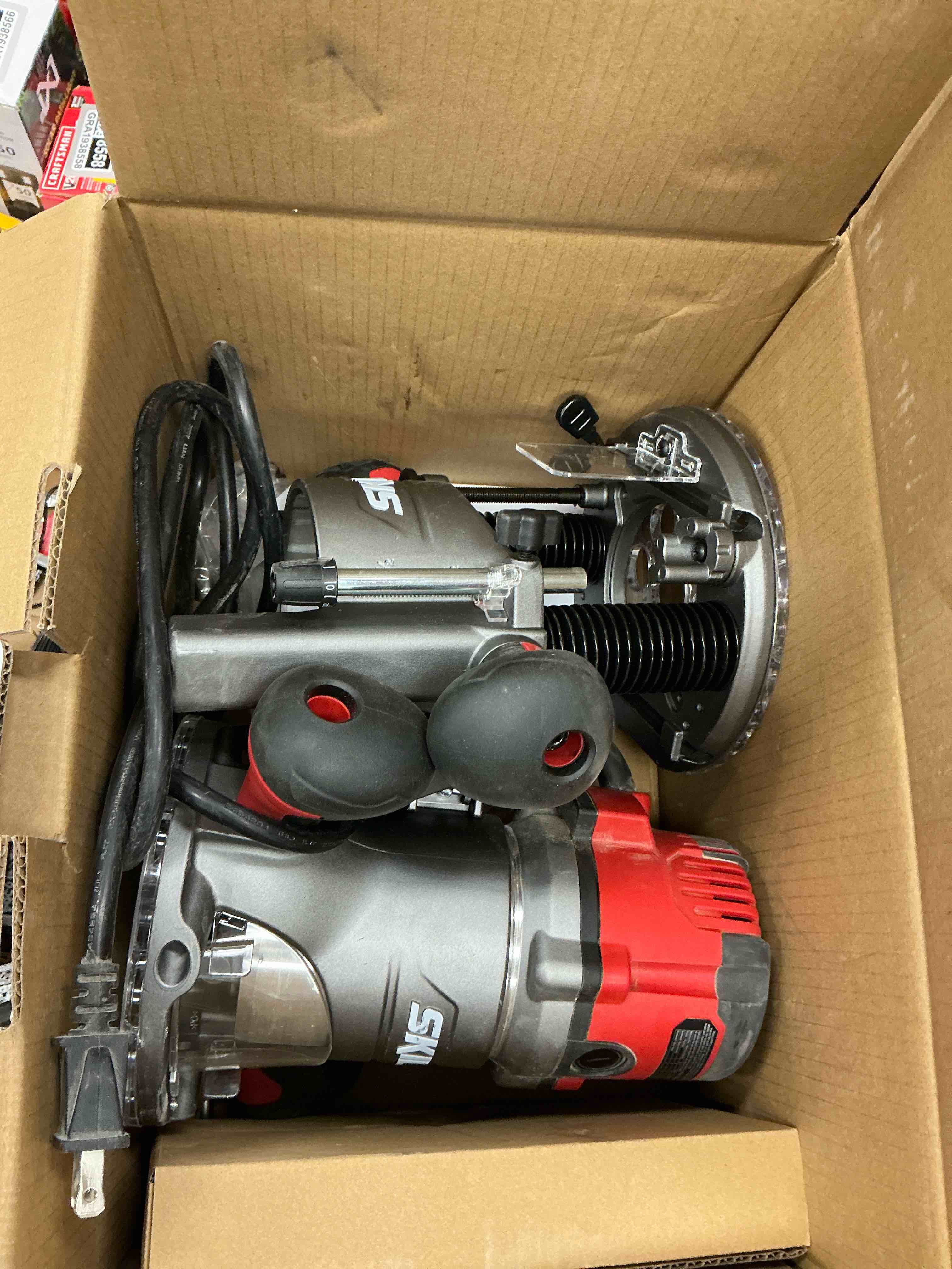 Condition photo showing Good Condition for skil 14 amp plunge and fixed base router combo — rt1322-00 one size router combo