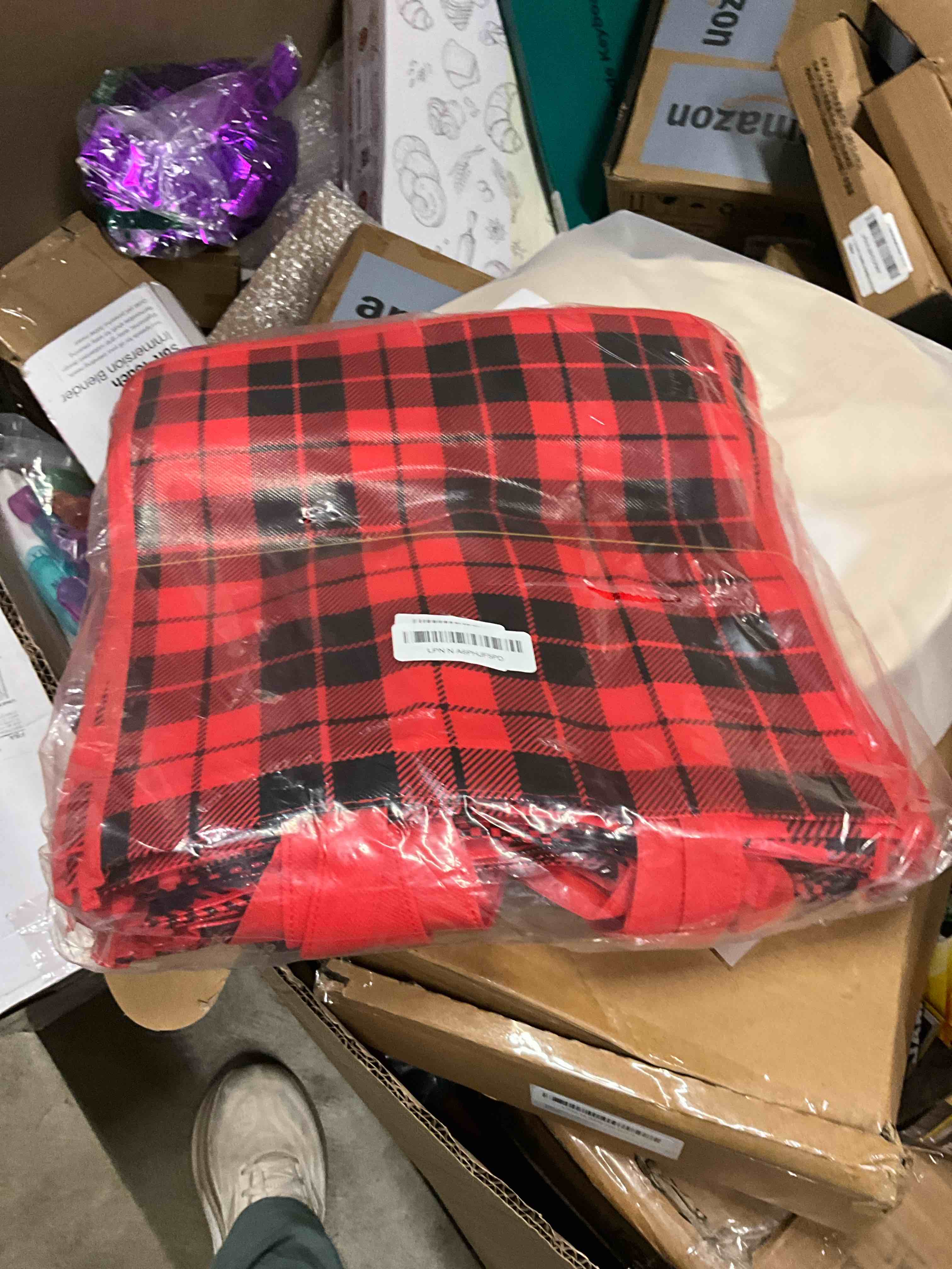 Condition photo showing Good Condition for Aneco 12 Pieces Extra Large Christmas Party Gift Bags - 14 x 13.8 x 7.5 Inches Red and Black Plaid Non-woven Candy Tote for Party Supplies red and black 12 Count (Pack of 1)