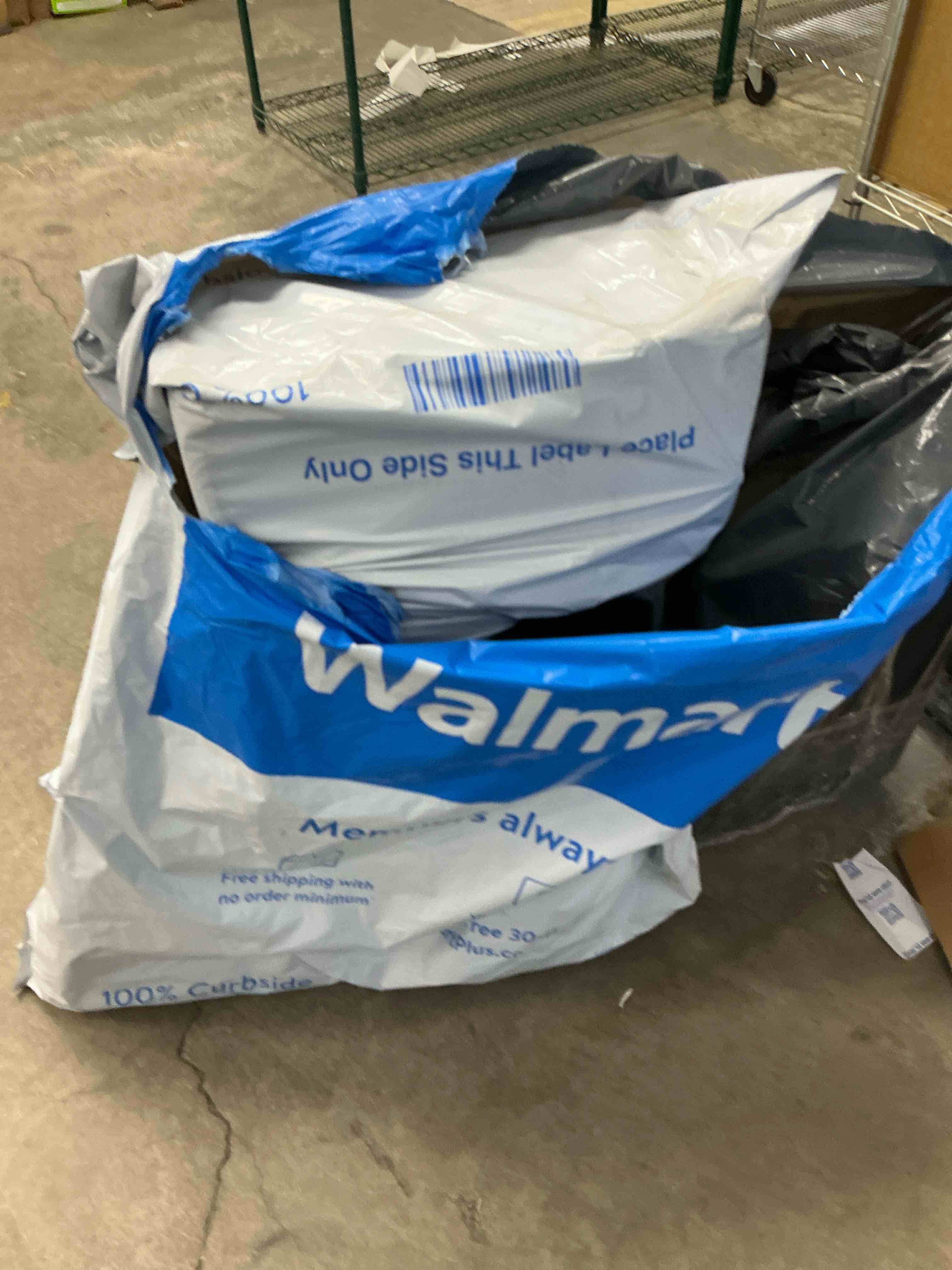 Condition photo showing Good Condition for edx 4-step 18'' tall dog stairs, right-angle design, non-slip foam core, easy clean, indoor & outdoor use for high beds & sofas