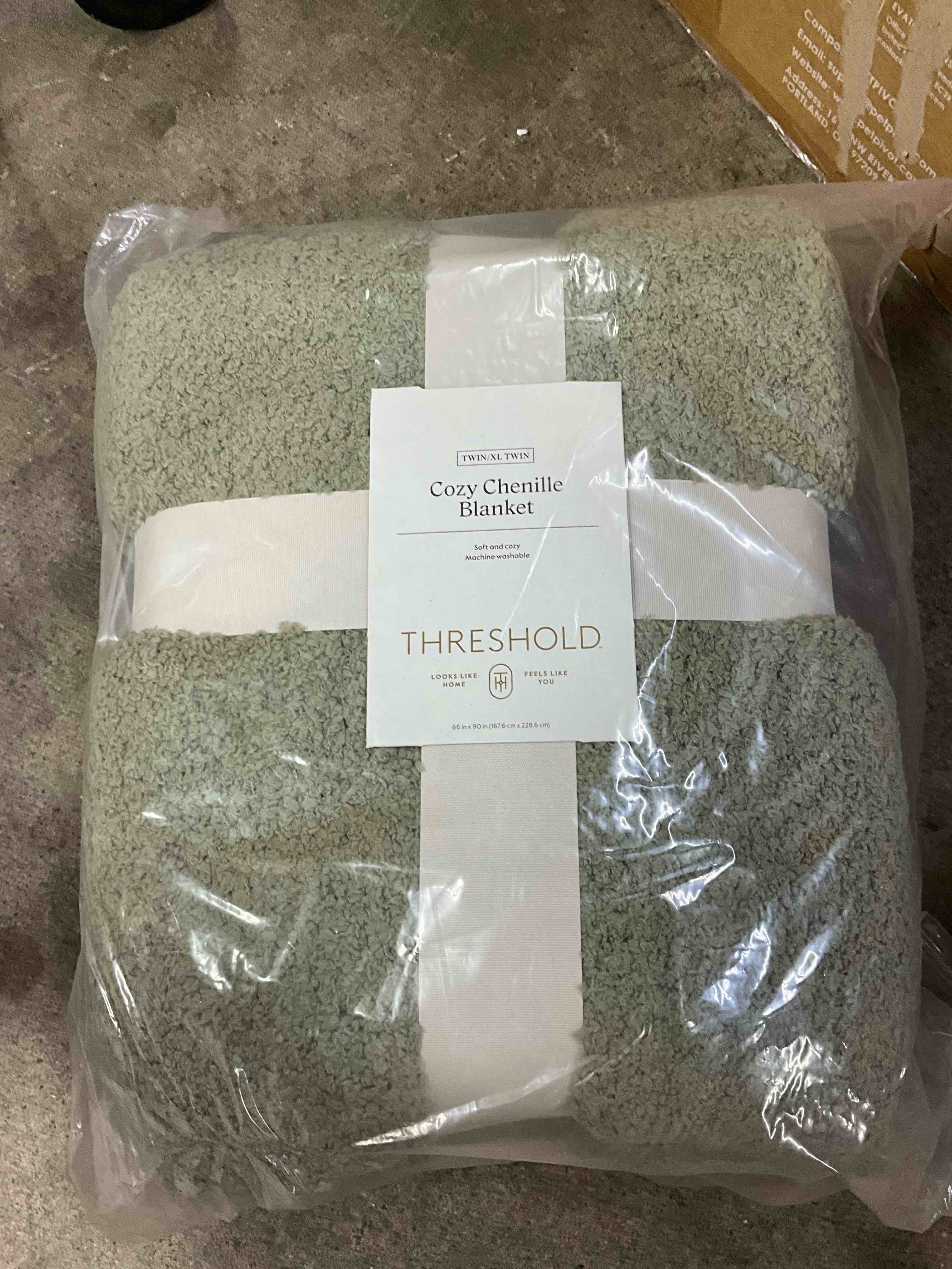 Condition photo showing New/Like New for twin/twin xl cozy chenille bed blanket restful green - threshold™