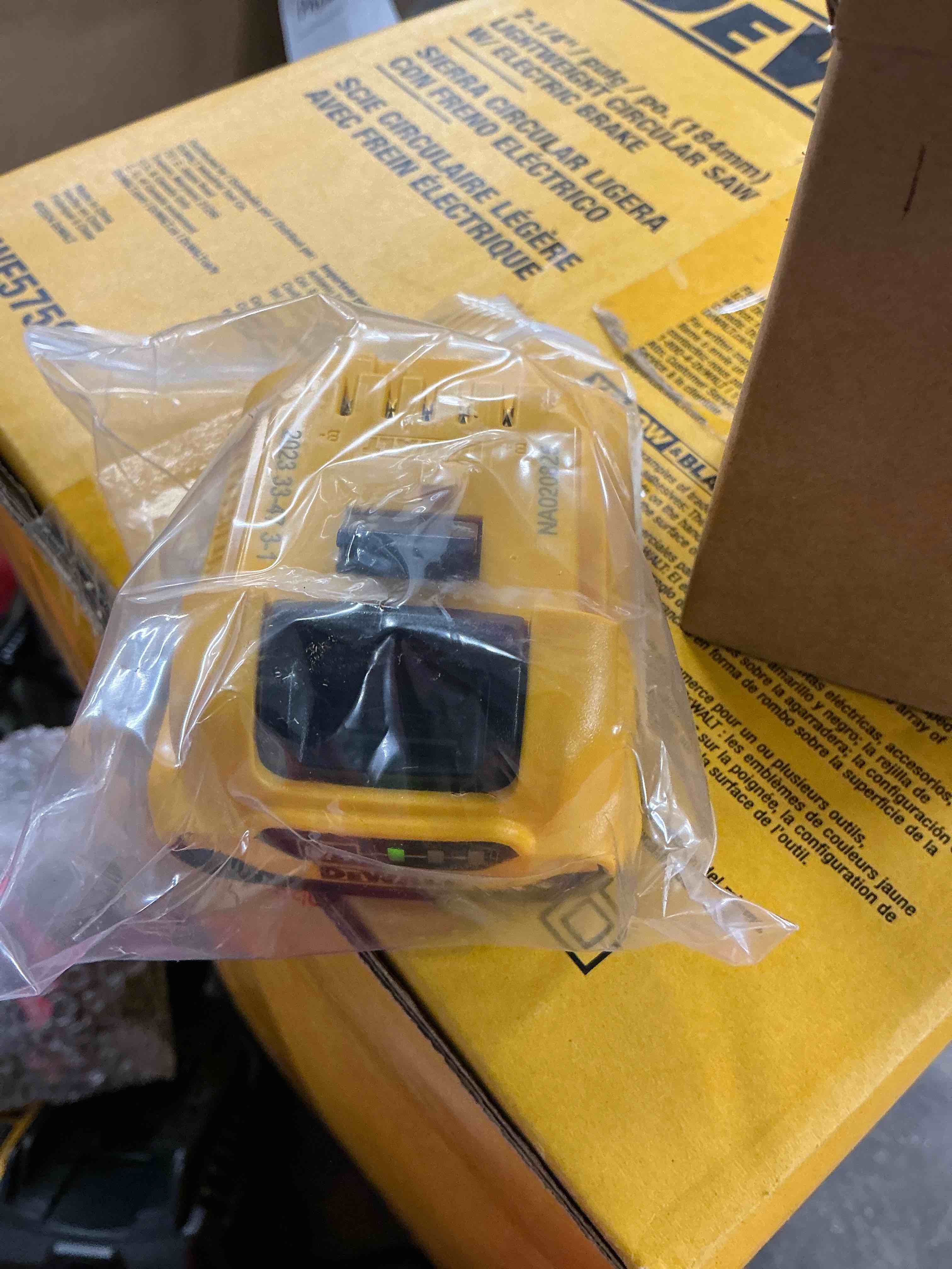 Condition photo showing Good Condition for dewalt 12 -volt 1 -pack battery ( 3 ah lithium-ion )