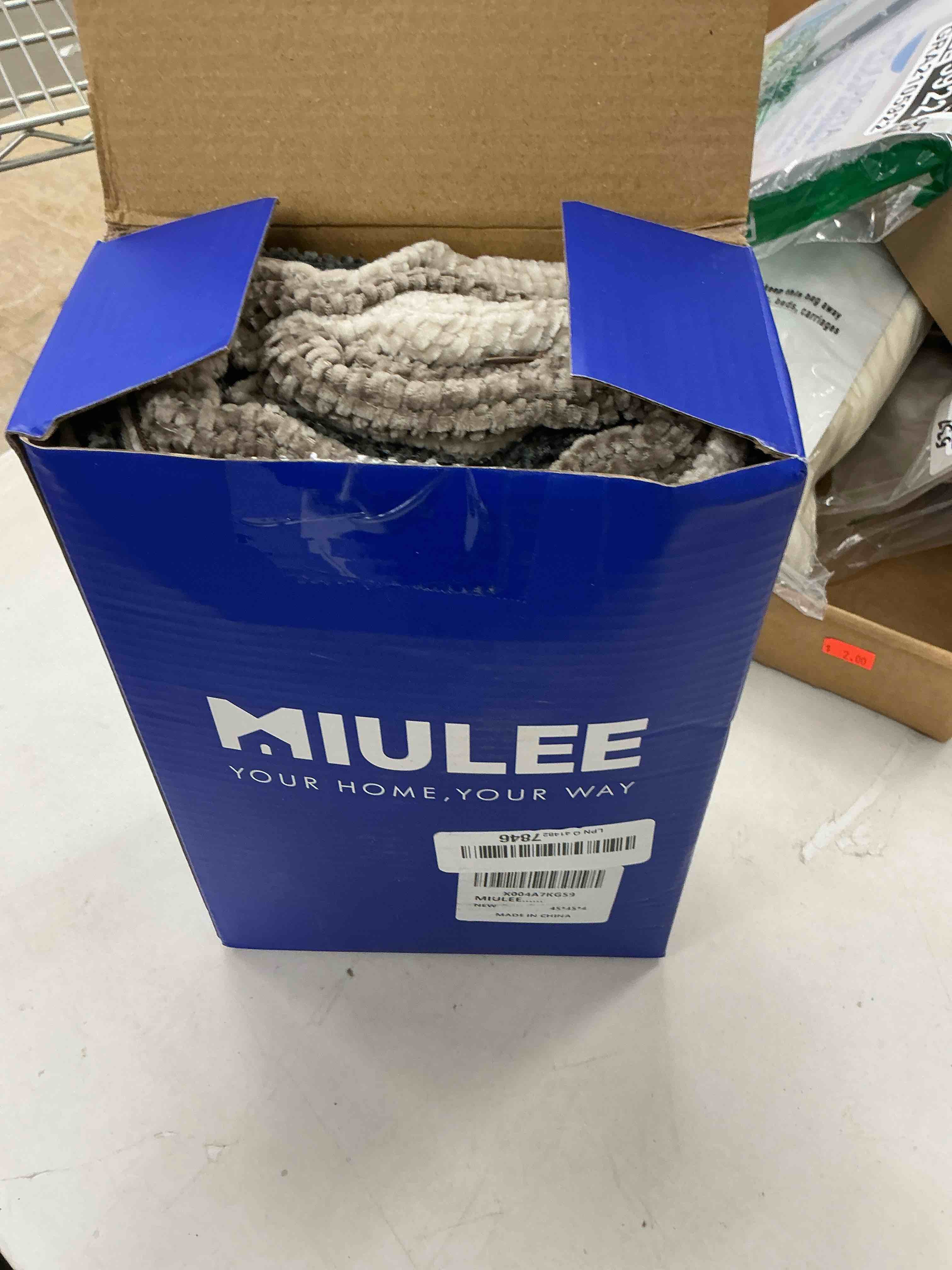 Condition photo showing Good Condition for MIULEE Pack of 4 Couch Throw Pillow Covers 18x18 Inch Neutral Soft Decorative Chenille Pillow Covers Farmhouse Boho Cushion Covers for Mid Century Modern Home Decor Sofa Bedroom Living Room 18" x 18" (Pack of 4) Neutral