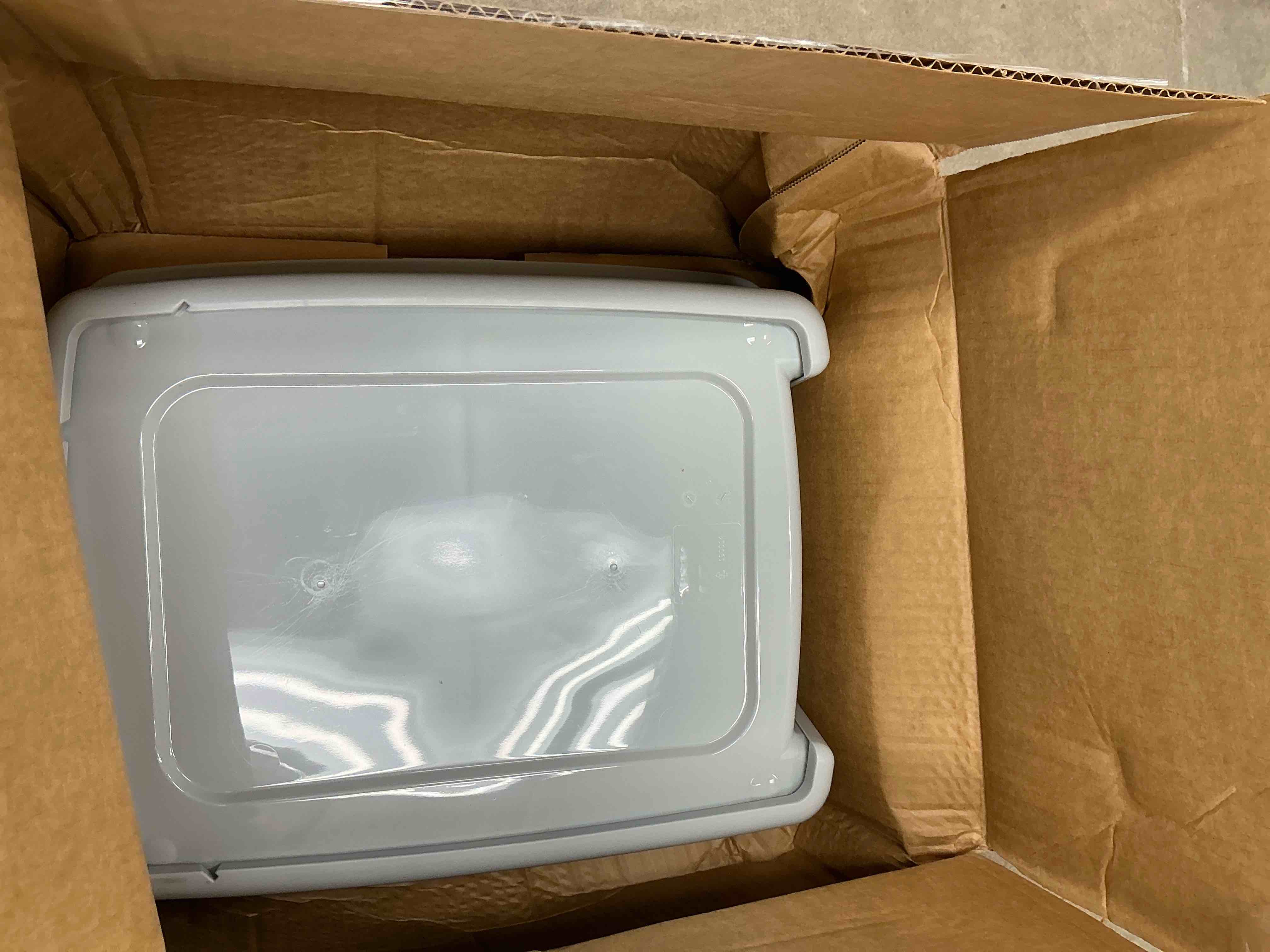 Condition photo showing Good Condition for IRIS USA Large Cat Litter Box with Scatter Shield and Scoop, Open Top High Sided Cat Litter Pan, Silver Open Top Gray