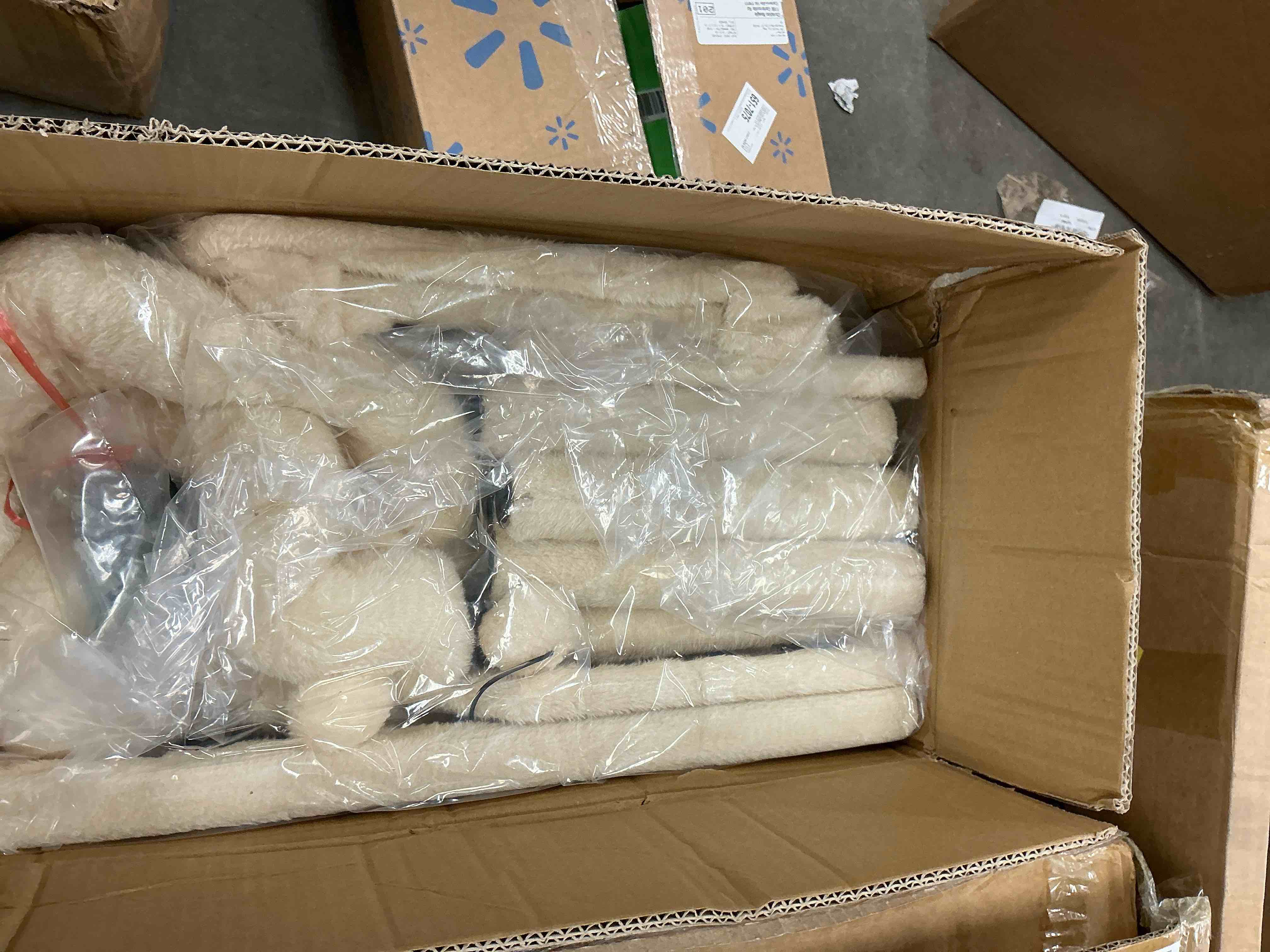 Condition photo showing New/Like New for PAWZ Road 64" Cat Tree Tower Large Scratching Posts Tower for Bigger Cats,Beige