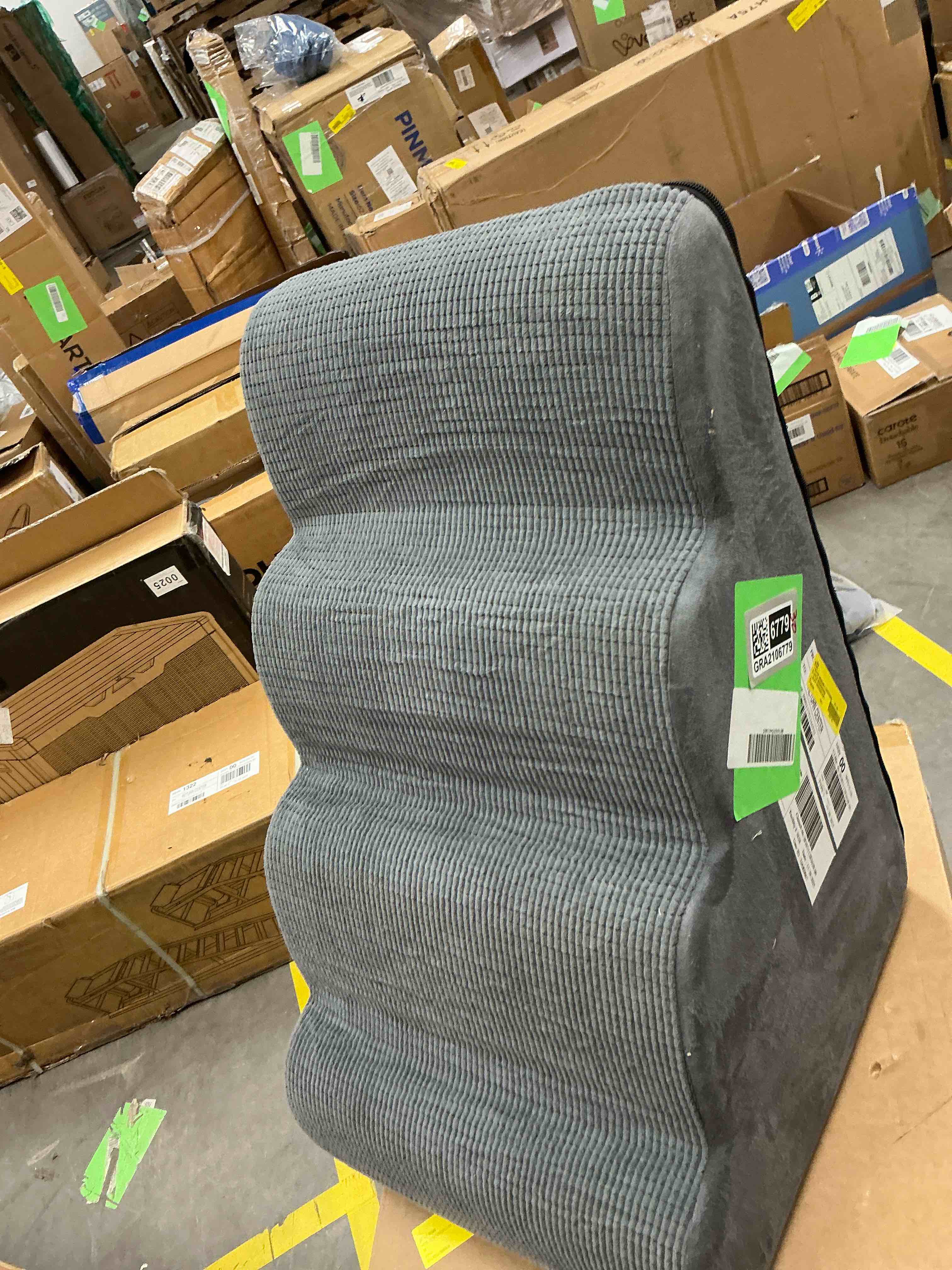 Condition photo showing Good Condition for 4 Tiers Dog Ramp and Stairs for Beds Or Couches - Non-Slip Sturdy Pet Steps - for Small Dogs to get on High Bed