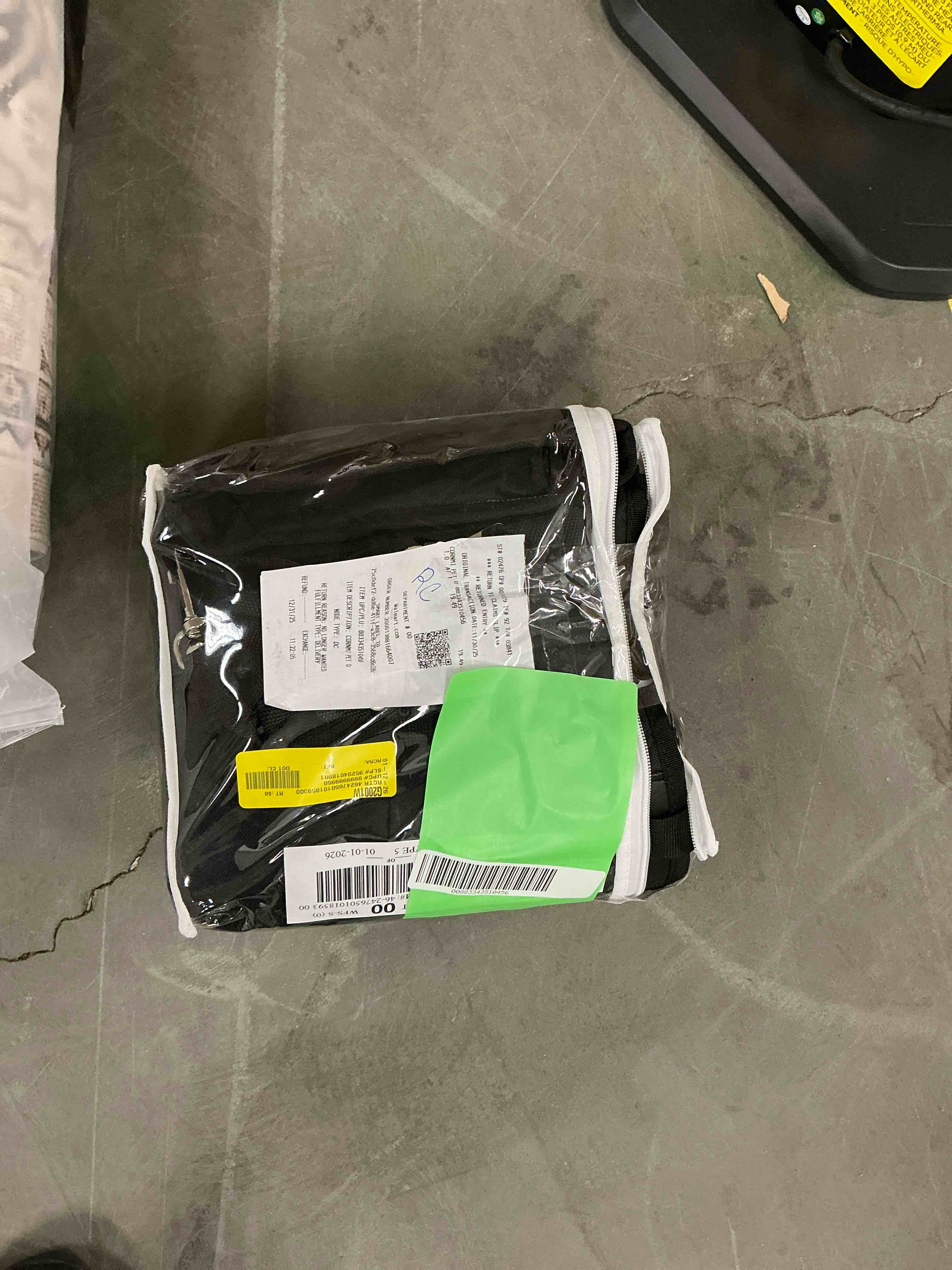 Condition photo showing Good Condition for Cornmi Pet Dog Car Seat Cover for Back Seat Truck Seat Waterproof Protective Cover with 2 Safety Straps - Black