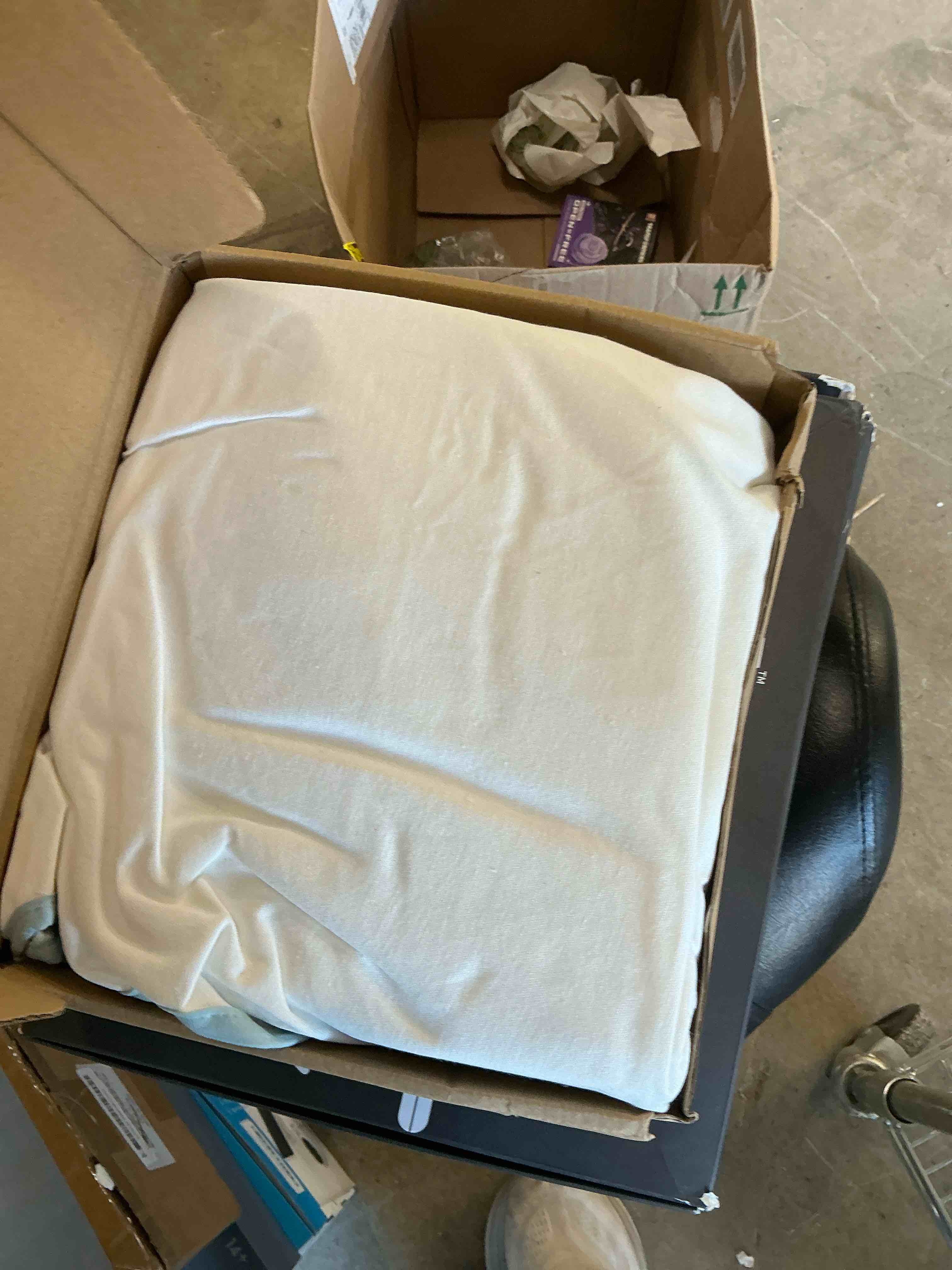 Condition photo showing Good Condition for Elevated Ceramic Cat Bowl - Cat Food Bowl with Bamboo Stand - Raised Dog Dish for Puppies - Anti Vomiting, Stress Free - 13.5 oz / 400 ml - White Small White