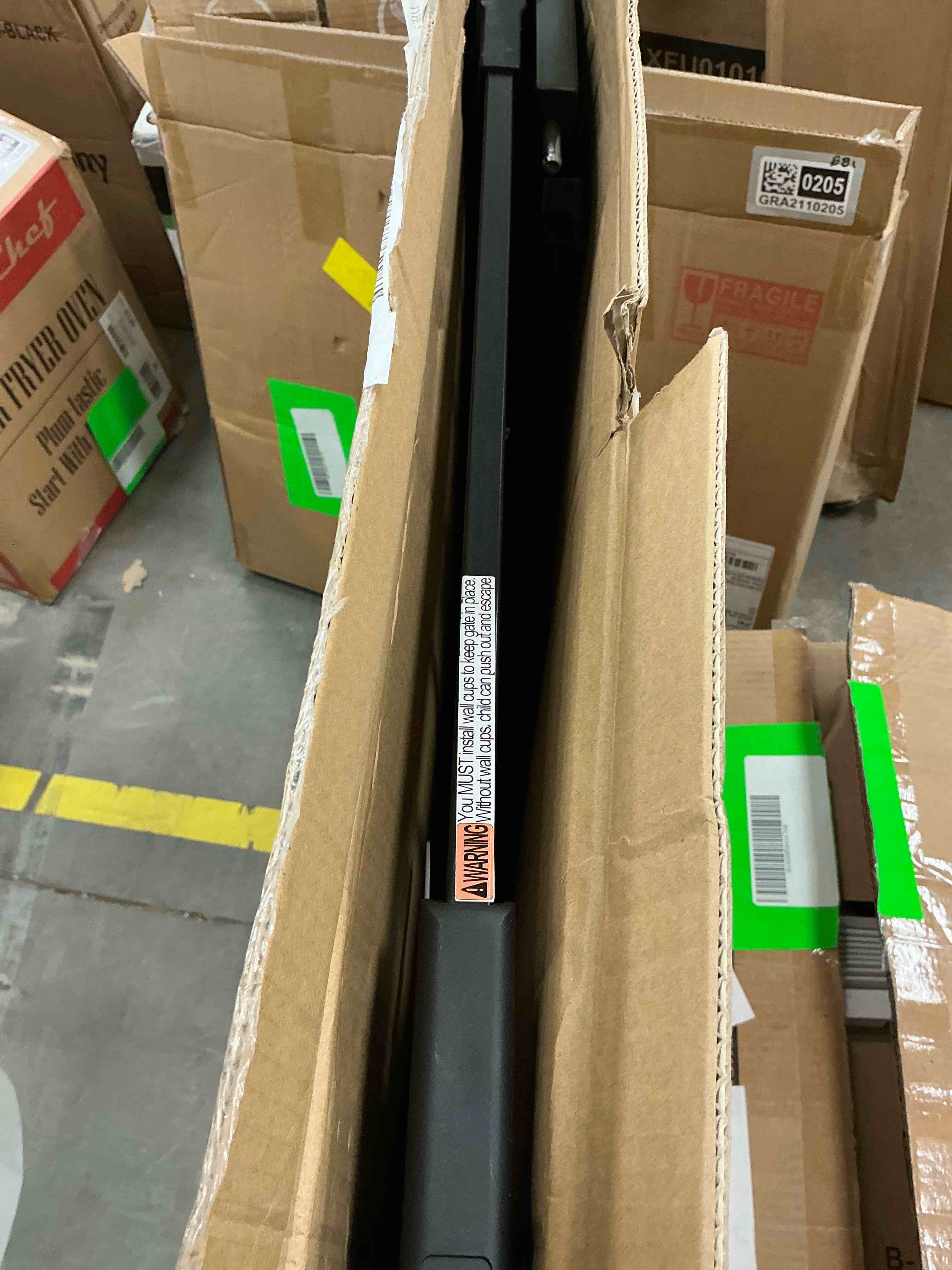 Condition photo showing Good Condition for 29.5"-43.3" caveen extra wide safety baby gate for stairs doorways, top of stairs, black