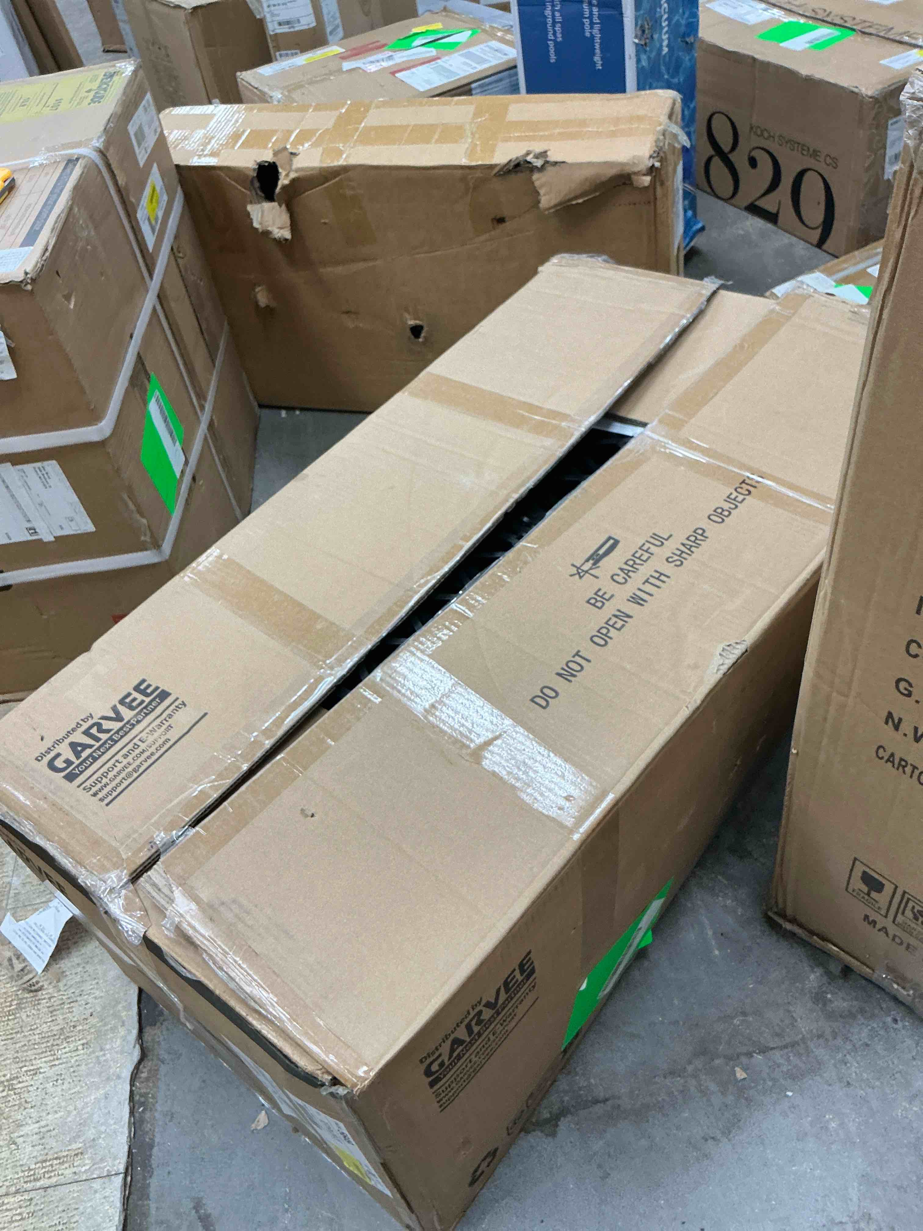 Condition photo showing Good Condition for riedhoff planter boxes set with trellises, 7 planter boxes &  7 trellises, 115.74 x 16.2 x 62.99"