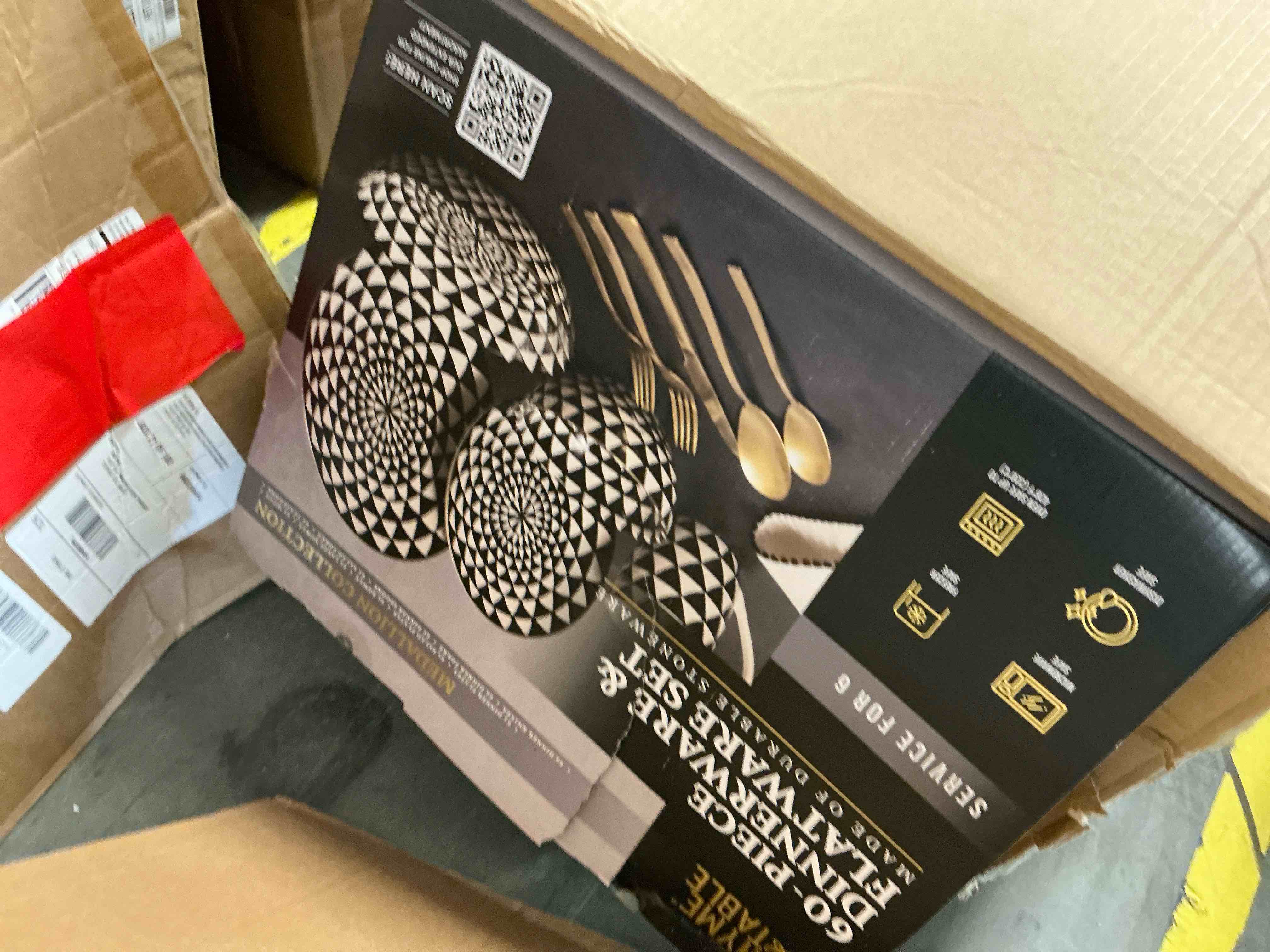 Condition photo showing New/Like New for thyme & table 60-piece medallion dinnerware & gold flatware set, service for 6